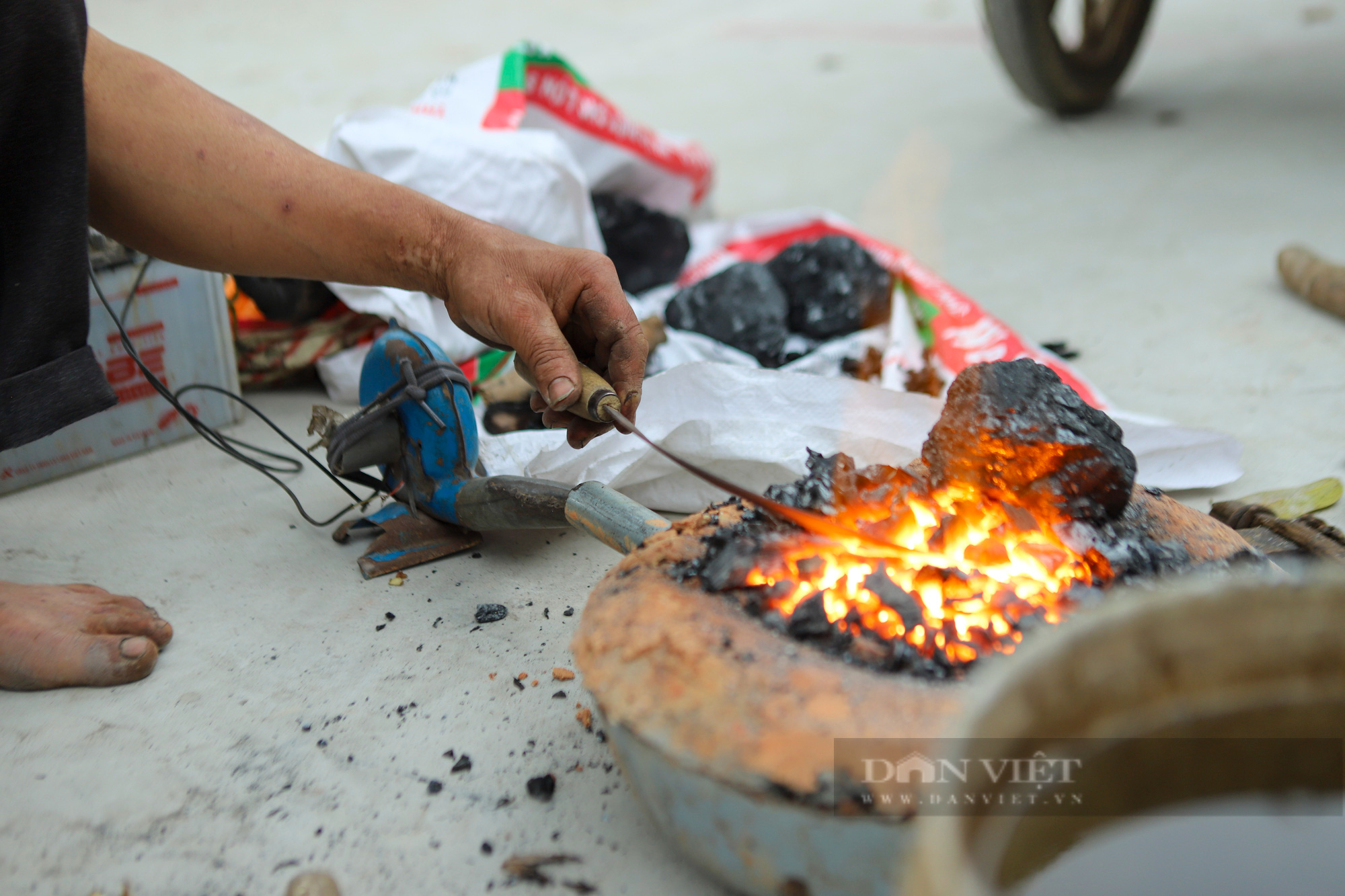 Cắt chấu liềm - nghề chưa hết thời ở chợ phiên Bắc Giang - Ảnh 3.