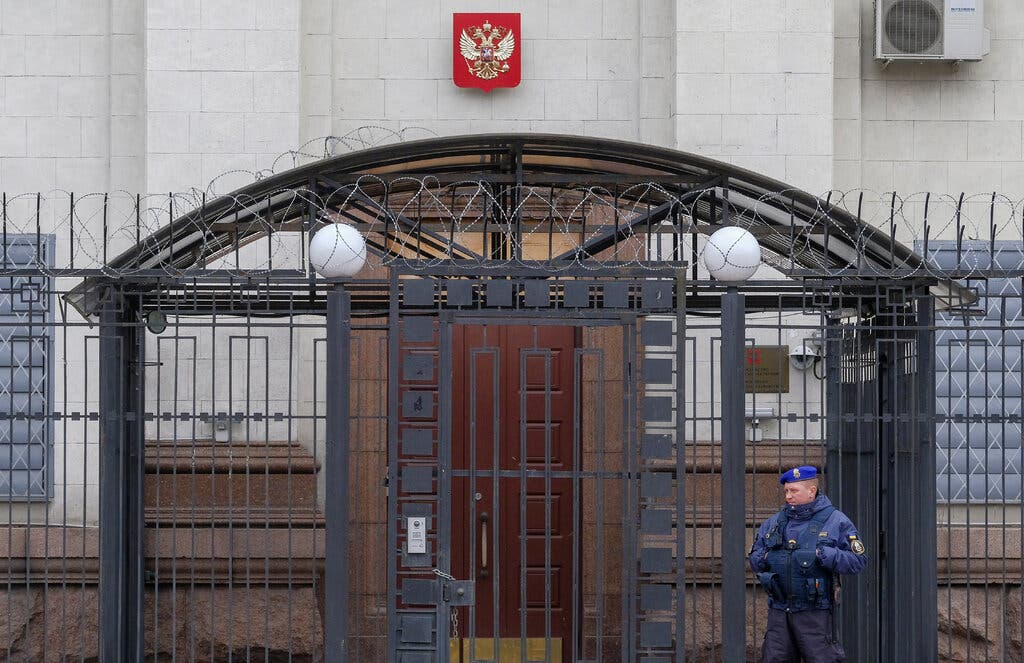 Động thái bất thường của Nga ở Ukraine khiến phương Tây 'ngồi trên đống lửa' sợ Putin hành động - Ảnh 2.