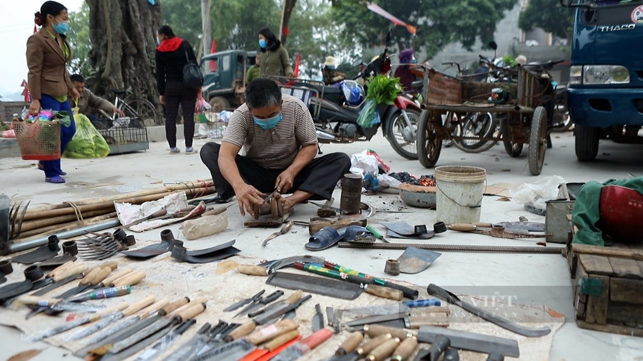 Cắt chấu liềm - nghề chưa hết thời ở chợ phiên Bắc Giang - Ảnh 1.
