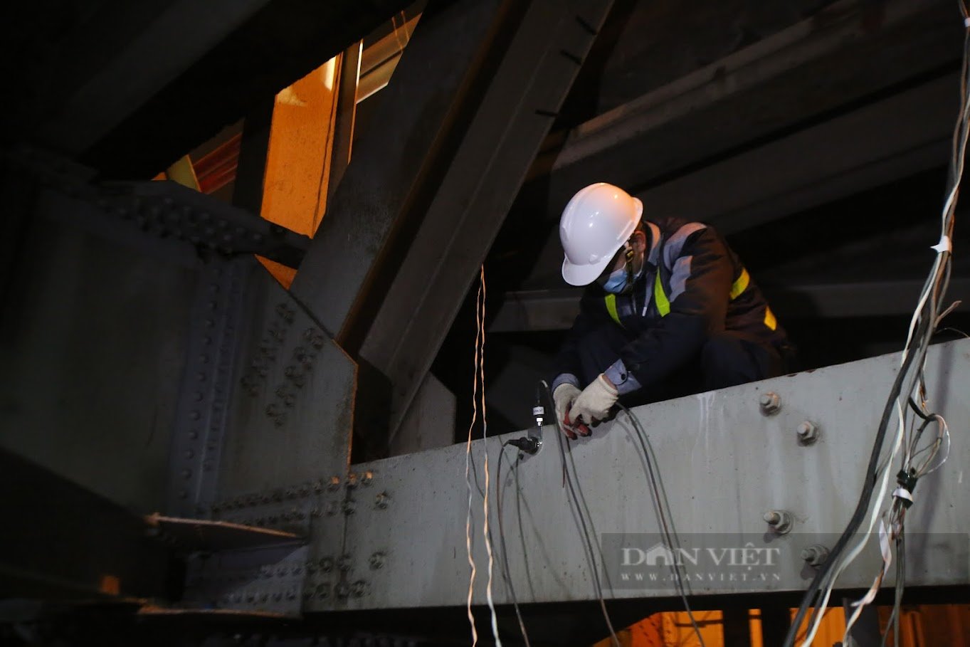 Hà Nội: Xuyên đêm kiểm định hiện trạng cầu Chương Dương - Ảnh 9.