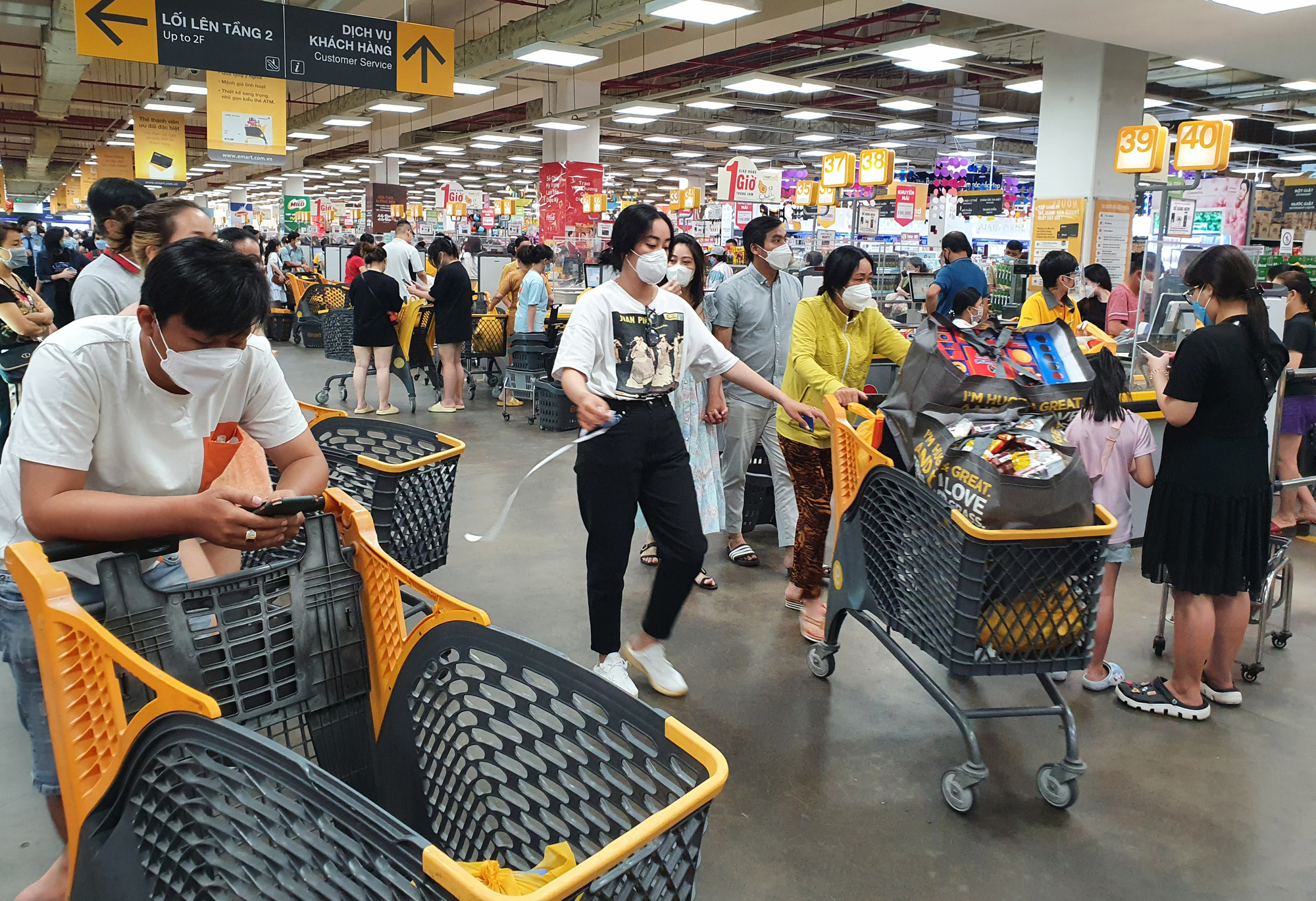 Chen chân mua bánh kẹo, đồ Tết tại siêu thị - Ảnh 10.