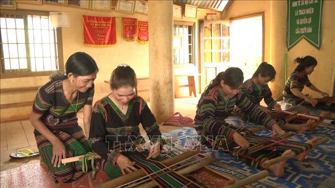 Gìn giữ nghề dệt thổ cẩm của đồng bào thiểu số Tây Nguyên - Ảnh 2.