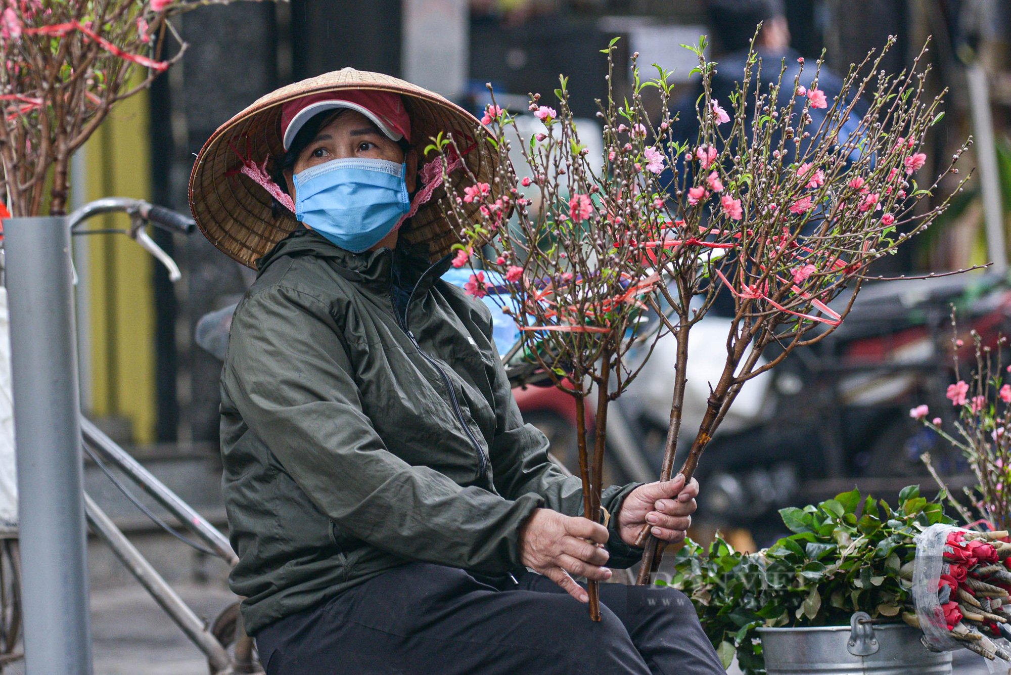 Chợ hoa truyền thống nổi tiếng nhất Hà Nội đìu hiu khách ngày đầu khai mạc - Ảnh 8.