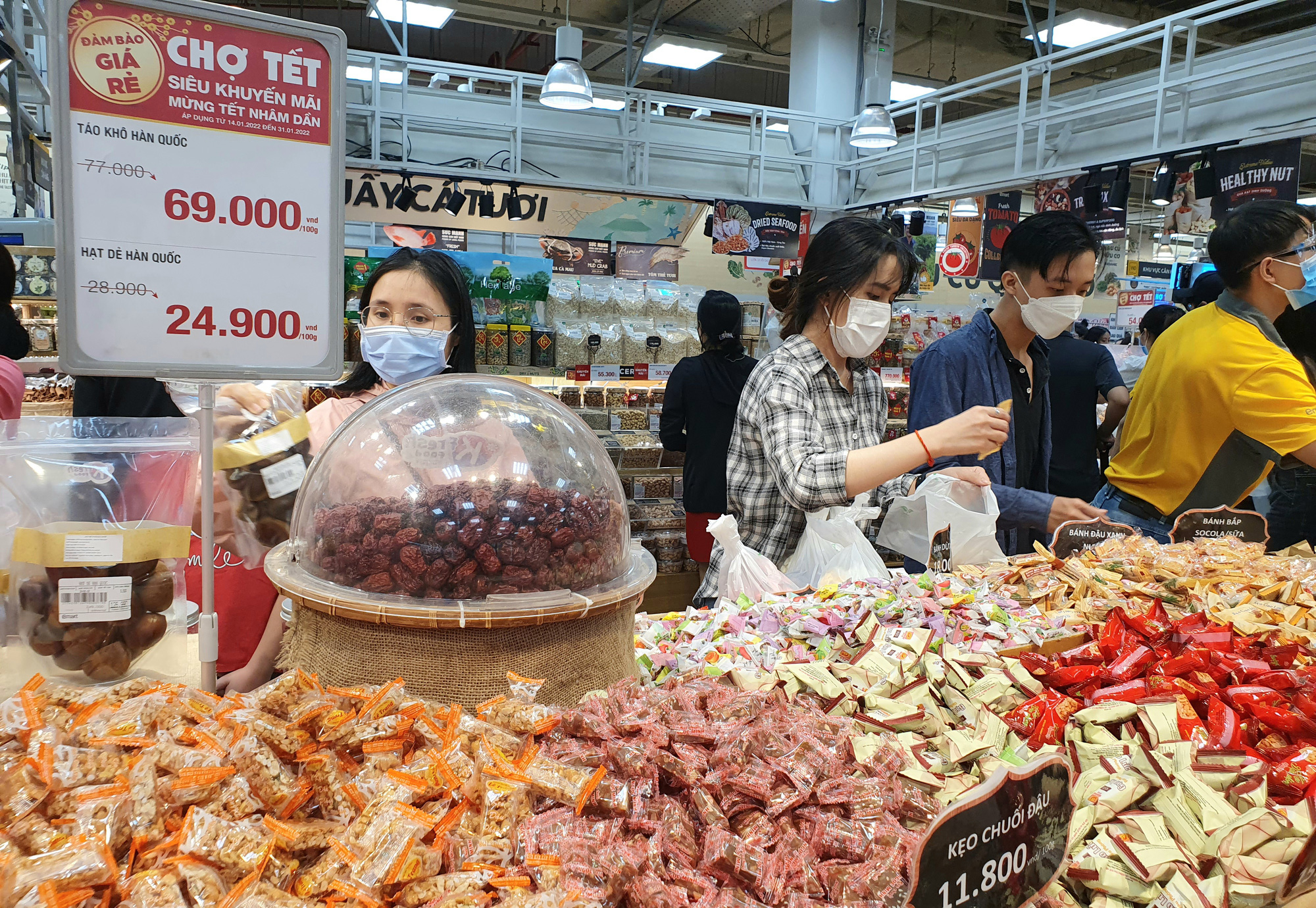 Siêu thị đắt khách, nhân viên mỏi tay gói giỏ quà Tết - Ảnh 1.