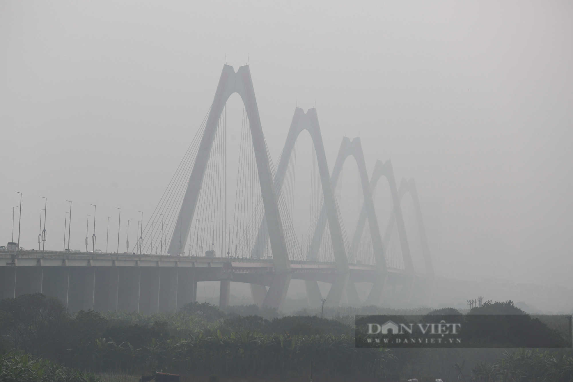 Giữa trưa, Hà Nội vẫn chìm trong làn sương mù dày đặc - Ảnh 5.