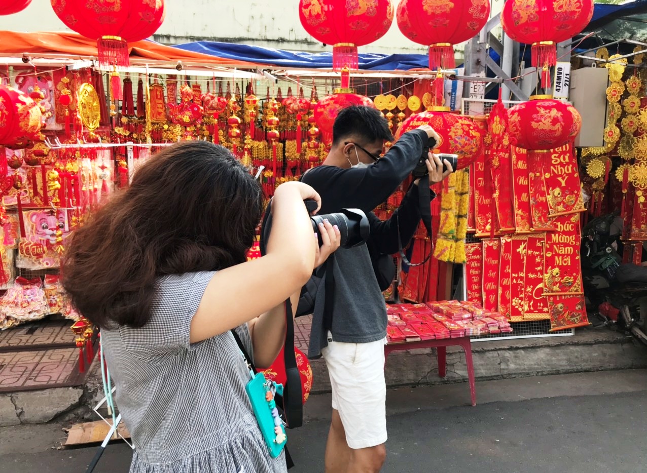 Phố lồng đèn ở Nha Trang rực rỡ cuốn hút du khách - Ảnh 3. Phố lồng đèn ở Nha Trang rực rỡ cuốn hút du khách - Ảnh 3.