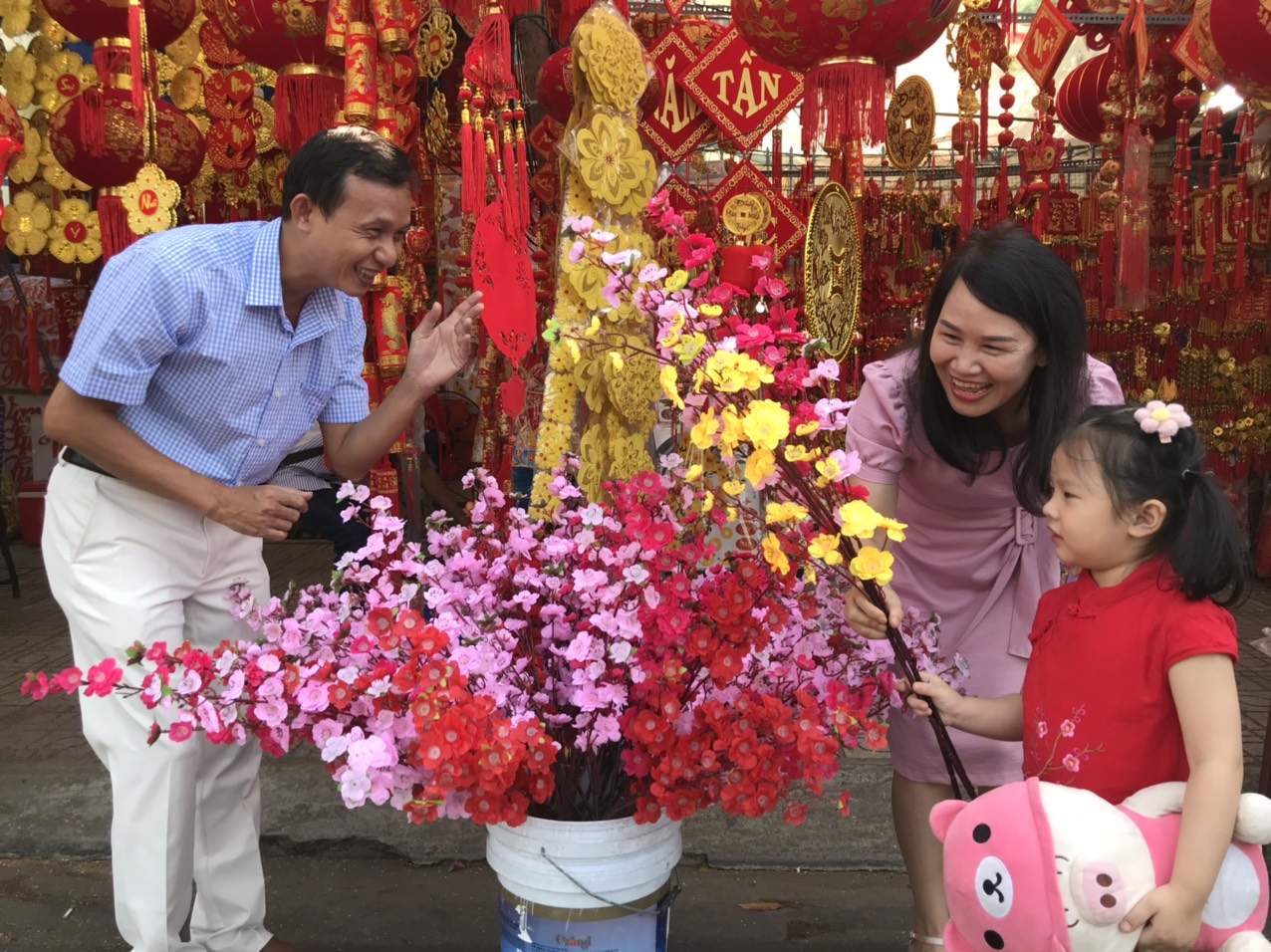 Phố lồng đèn ở Nha Trang rực rỡ cuốn hút du khách - Ảnh 1. Phố lồng đèn ở Nha Trang rực rỡ cuốn hút du khách - Ảnh 1.