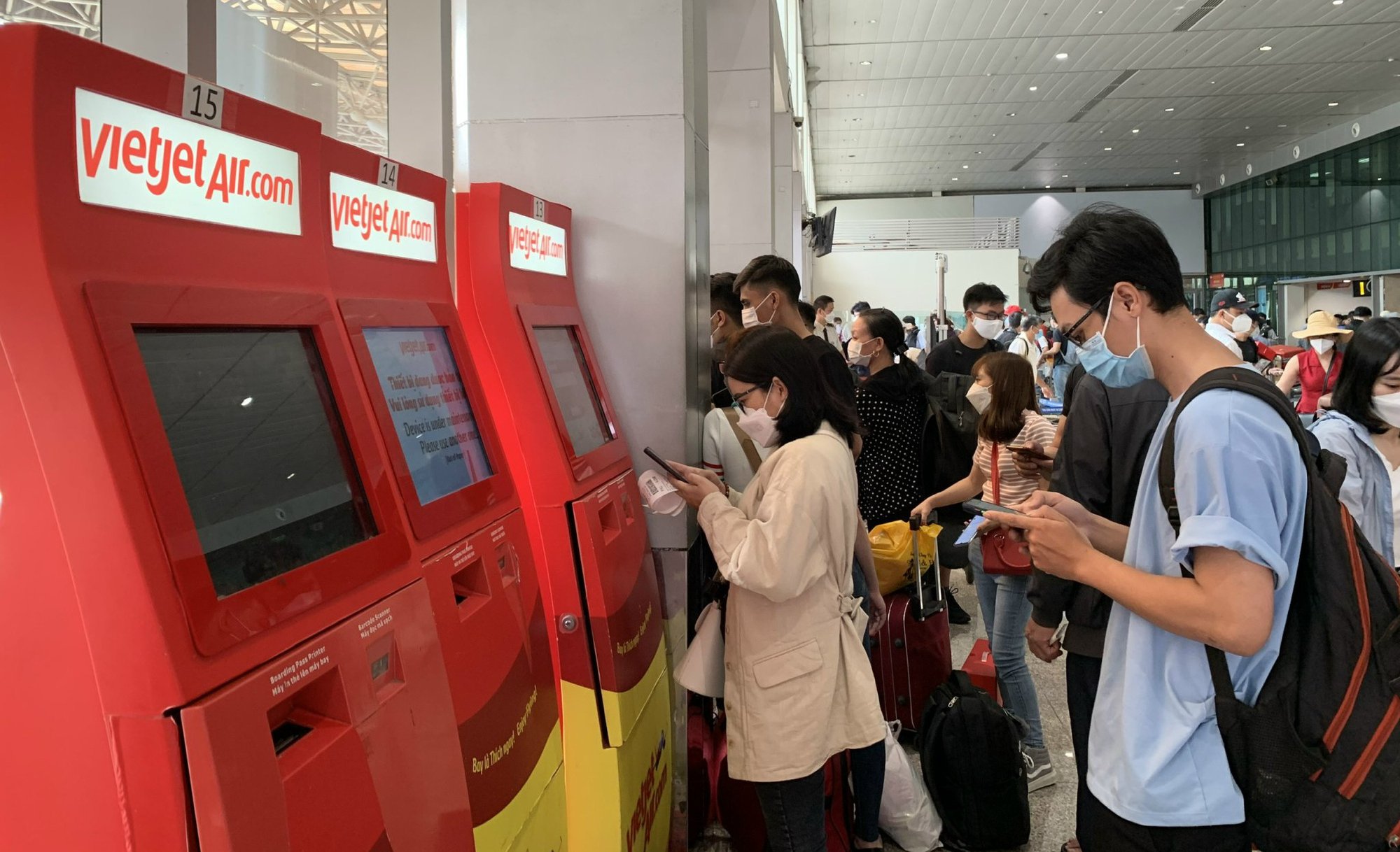 Nới lỏng quy định xét nghiệm, dân ùn ùn về quê đón Tết, sân bay Tân Sơn Nhất đông như &quot;trẩy hội&quot;,  - Ảnh 11.