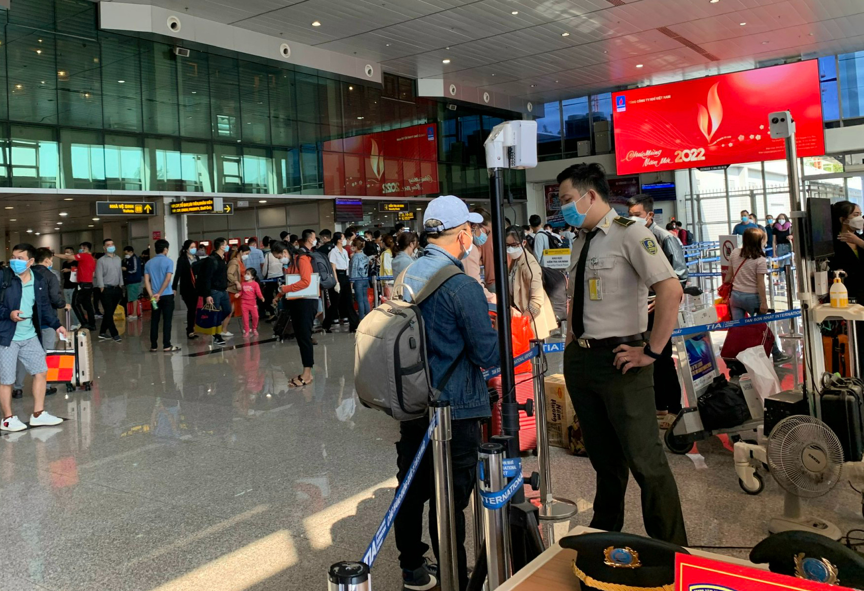 Nới lỏng quy định xét nghiệm, dân ùn ùn về quê đón Tết, sân bay Tân Sơn Nhất đông như &quot;trẩy hội&quot;,  - Ảnh 8.