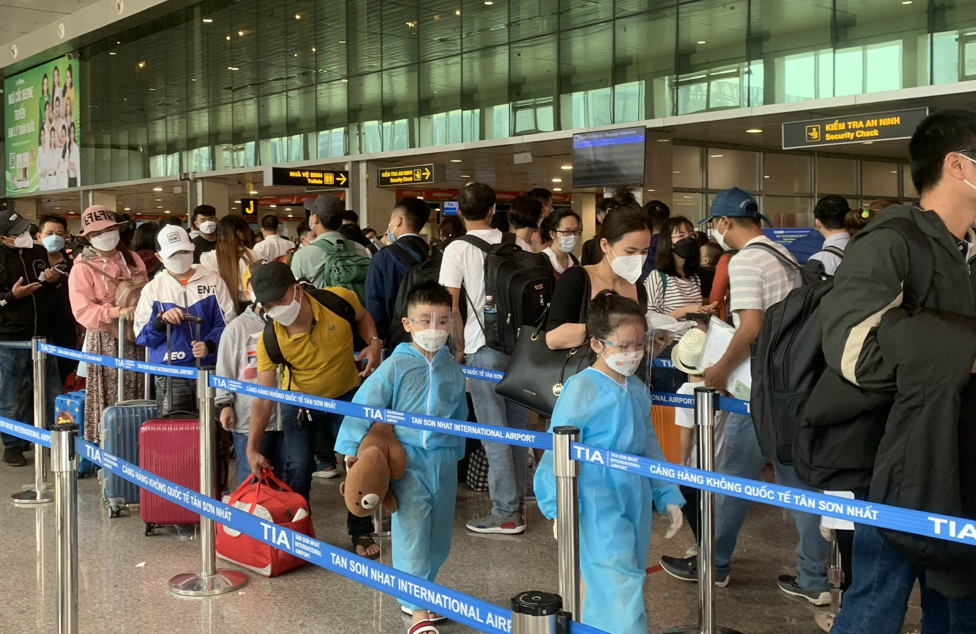 Nới lỏng quy định xét nghiệm, dân ùn ùn về quê đón Tết, sân bay Tân Sơn Nhất đông như &quot;trẩy hội&quot;,  - Ảnh 2.
