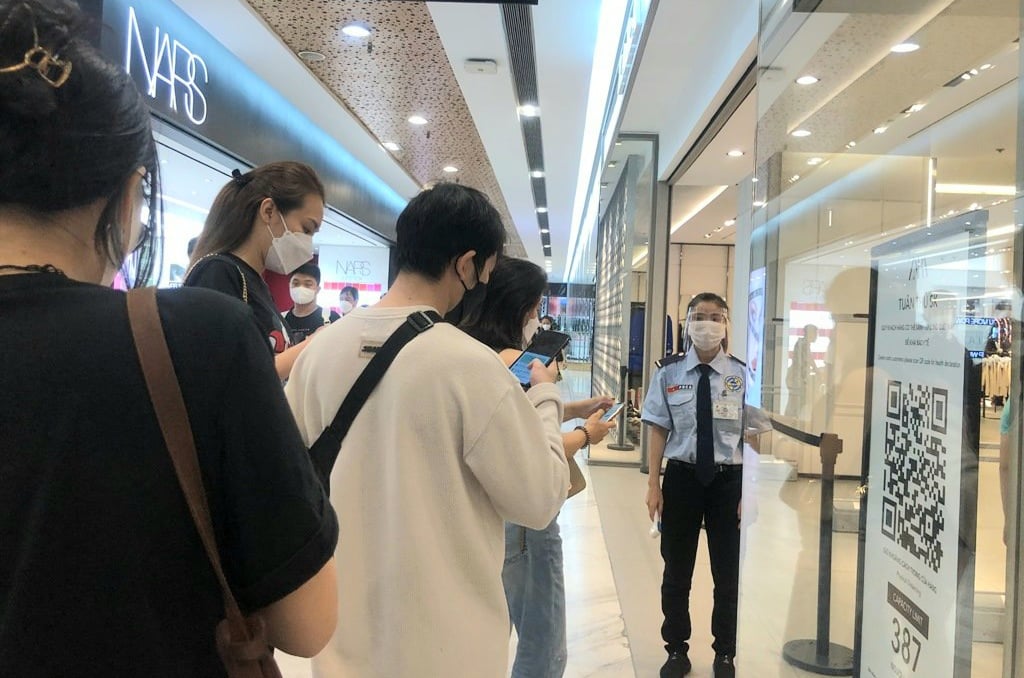 Vật vã sắm đồ Tết, xếp hàng 15 phút mới được vào, chờ tính tiền hết thêm nửa tiếng - Ảnh 2.