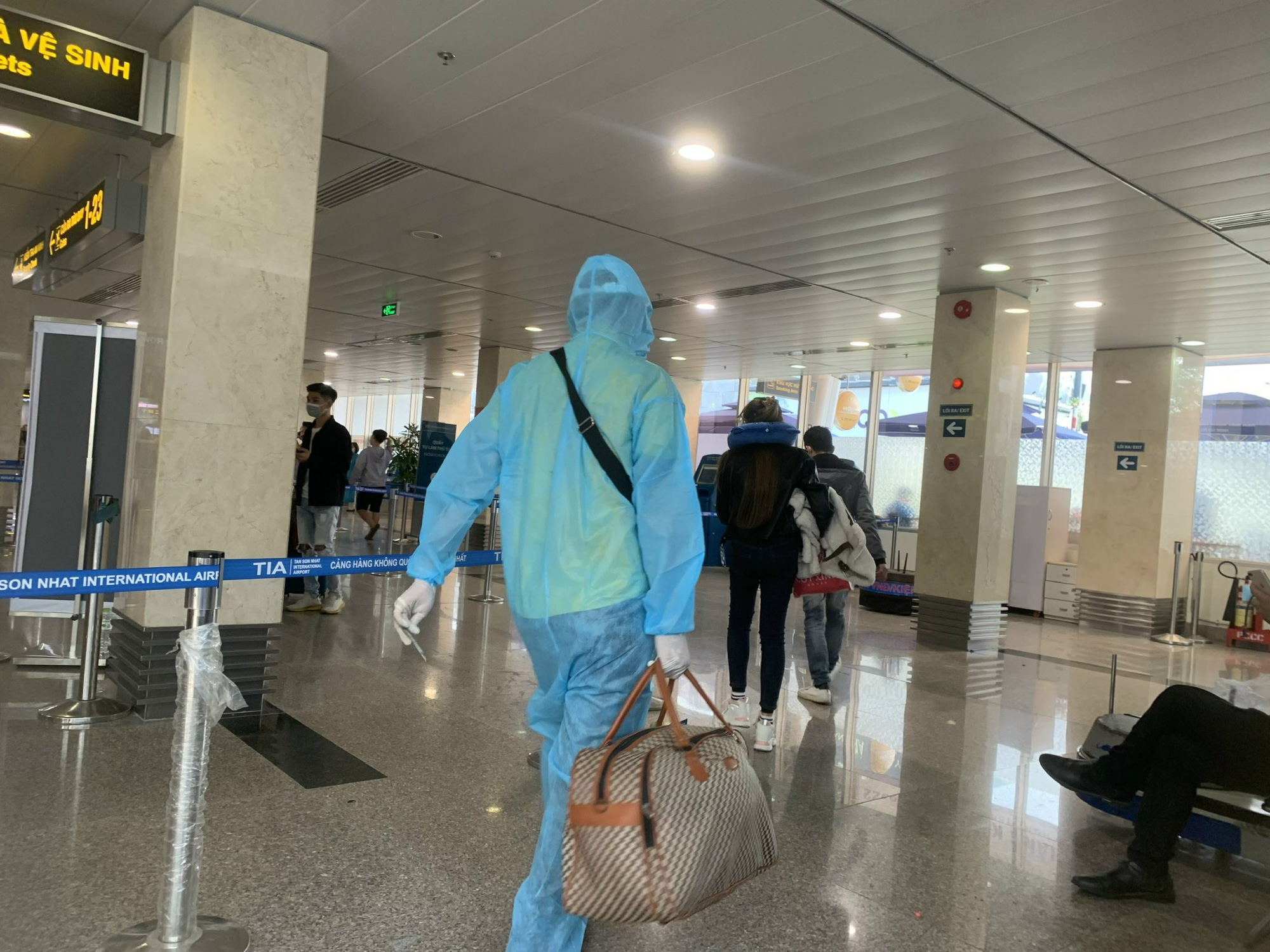 Nới lỏng quy định xét nghiệm, dân ùn ùn về quê đón Tết, sân bay Tân Sơn Nhất đông như &quot;trẩy hội&quot;,  - Ảnh 10.