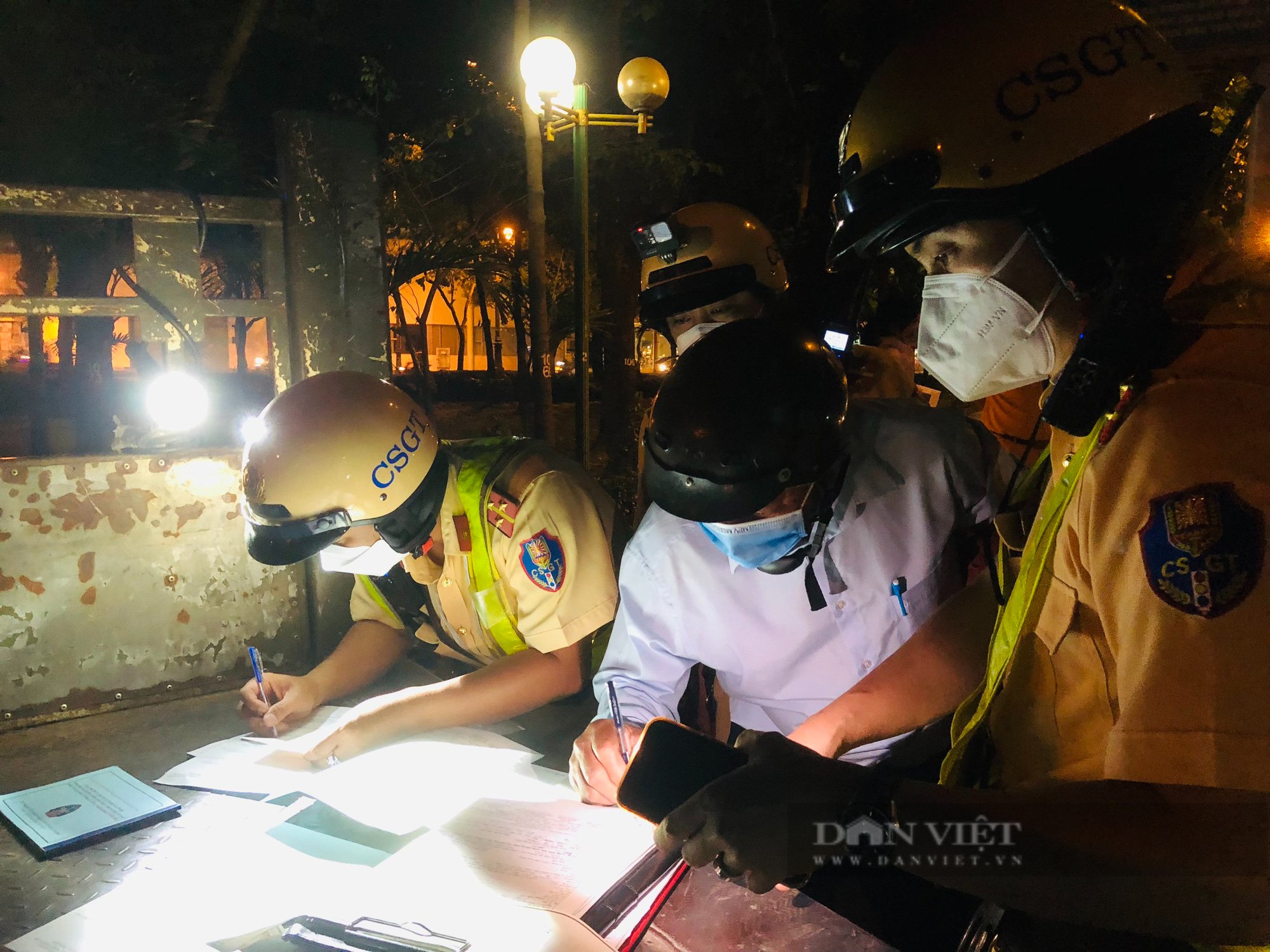 Bị giữ xe vì vi phạm nồng độ cồn, người đàn ông mếu máo: Thế là mất cái Tết - Ảnh 2.