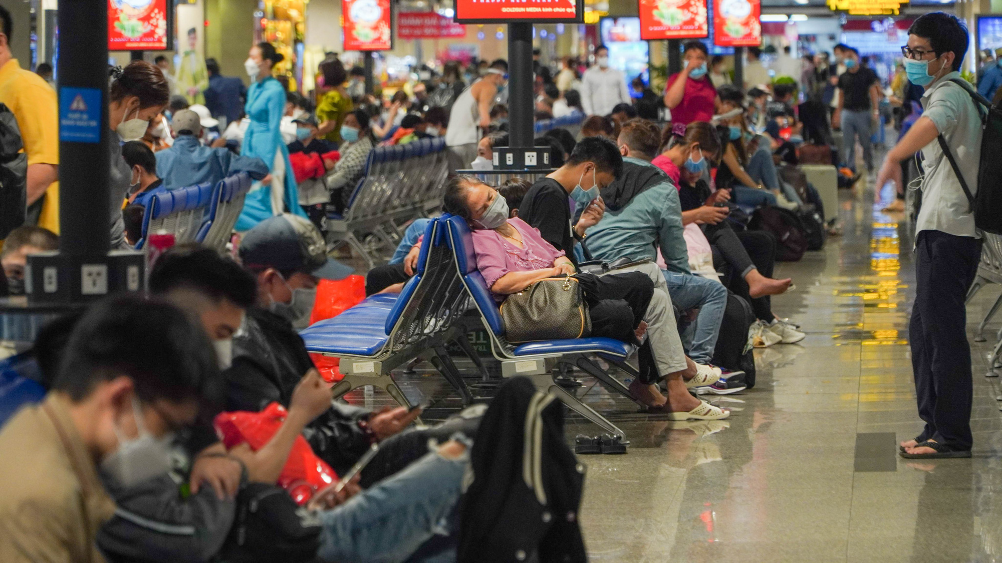 Sân bay Tân Sơn Nhất kín người về quê ăn Tết - Ảnh 12. Sân bay Tân Sơn Nhất kín người về quê ăn Tết - Ảnh 12.