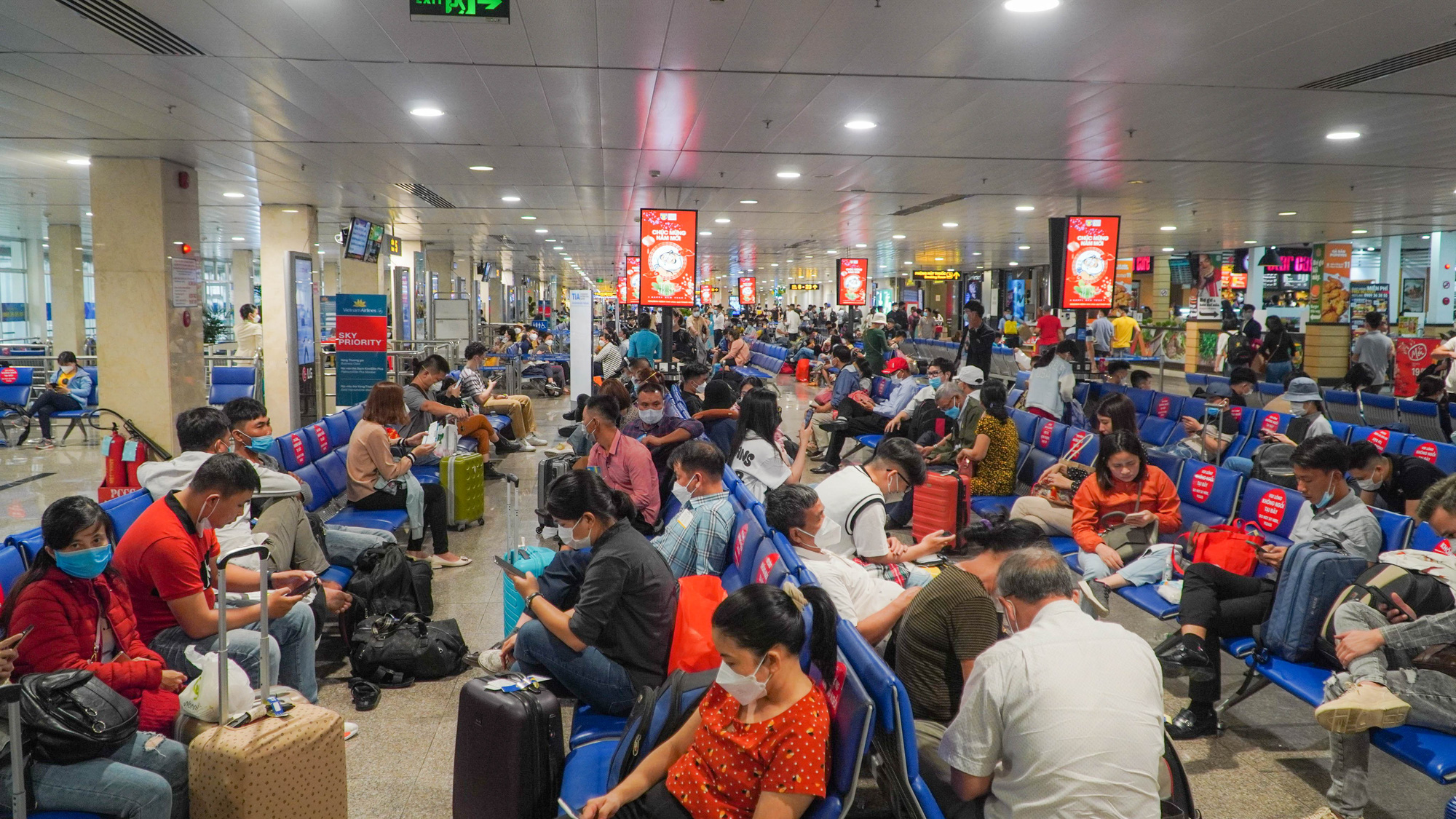 Sân bay Tân Sơn Nhất kín người về quê ăn Tết - Ảnh 14. Sân bay Tân Sơn Nhất kín người về quê ăn Tết - Ảnh 14.