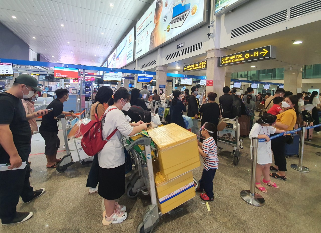 Sân bay Tân Sơn Nhất kín người về quê ăn Tết - Ảnh 6. Sân bay Tân Sơn Nhất kín người về quê ăn Tết - Ảnh 6.