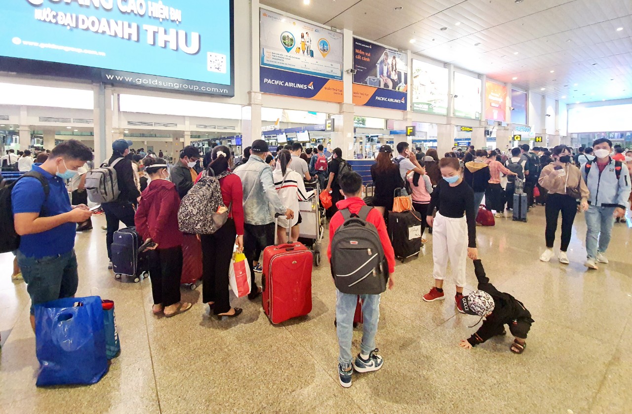 Sân bay Tân Sơn Nhất kín người về quê ăn Tết - Ảnh 8. Sân bay Tân Sơn Nhất kín người về quê ăn Tết - Ảnh 8.