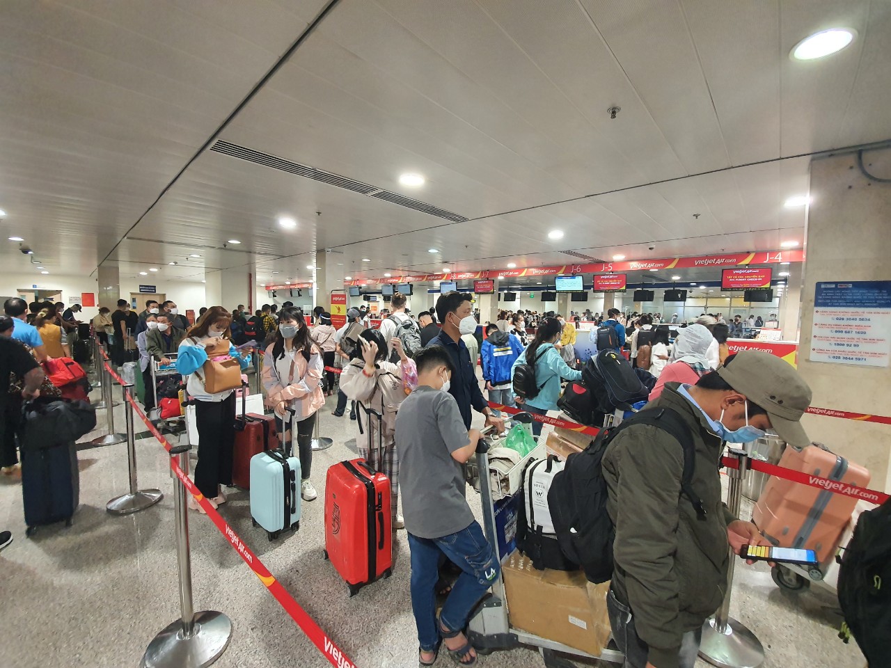 Sân bay Tân Sơn Nhất kín người về quê ăn Tết - Ảnh 3. Sân bay Tân Sơn Nhất kín người về quê ăn Tết - Ảnh 3.