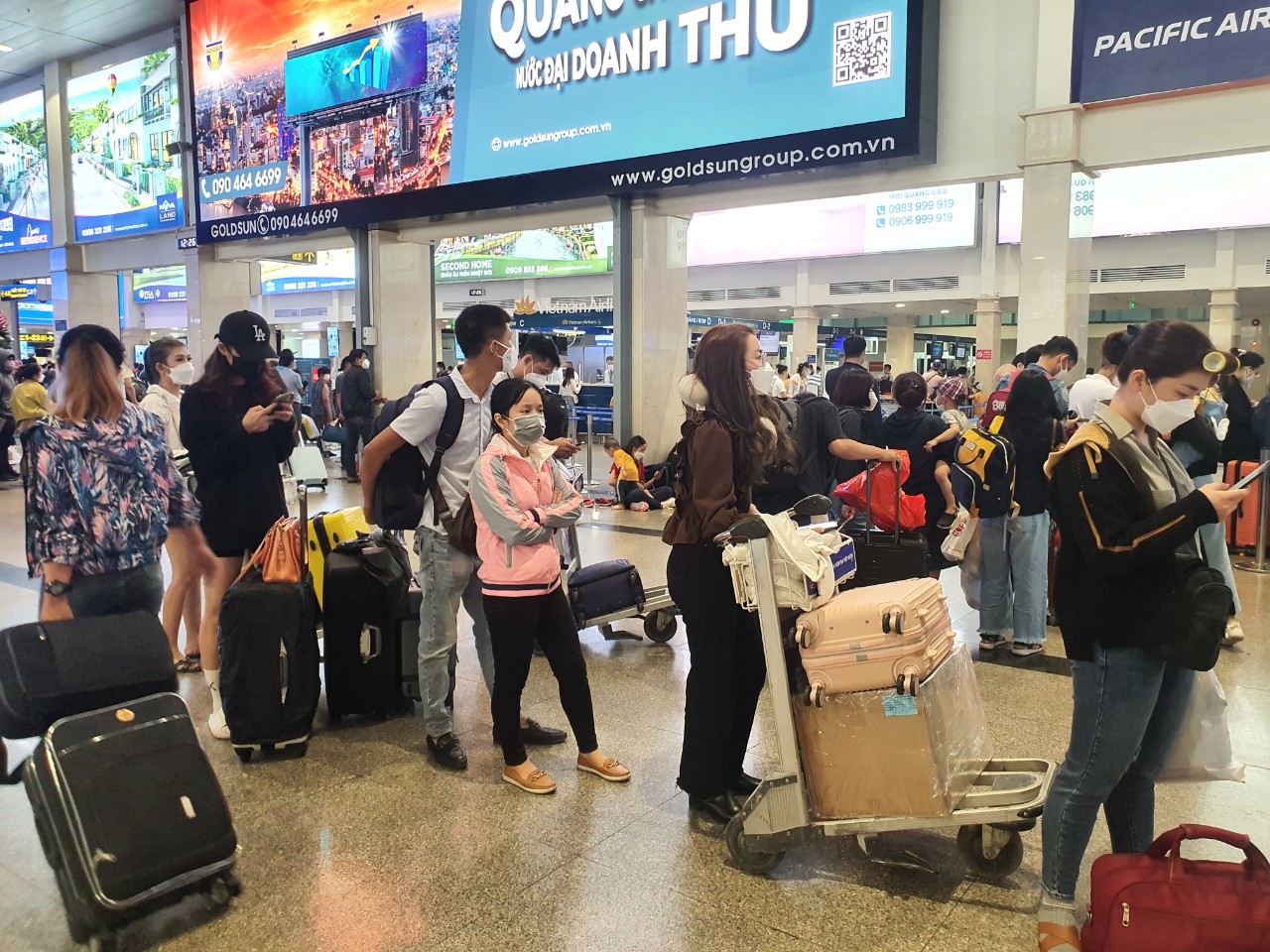 Sân bay Tân Sơn Nhất kín người về quê ăn Tết - Ảnh 4. Sân bay Tân Sơn Nhất kín người về quê ăn Tết - Ảnh 4.
