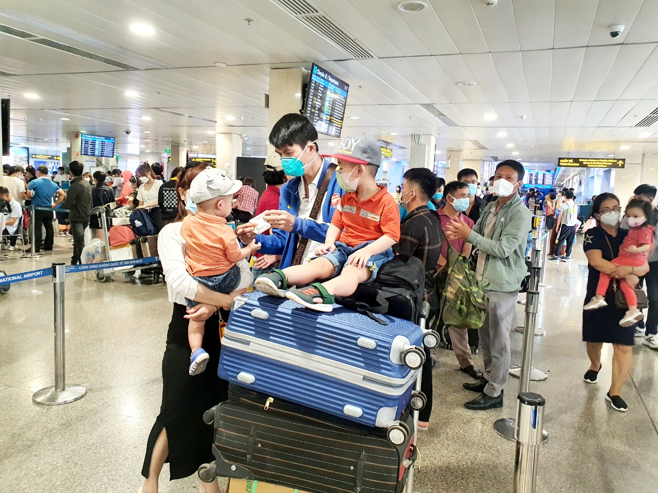 Sân bay Tân Sơn Nhất kín người về quê ăn Tết - Ảnh 2. Sân bay Tân Sơn Nhất kín người về quê ăn Tết - Ảnh 2.
