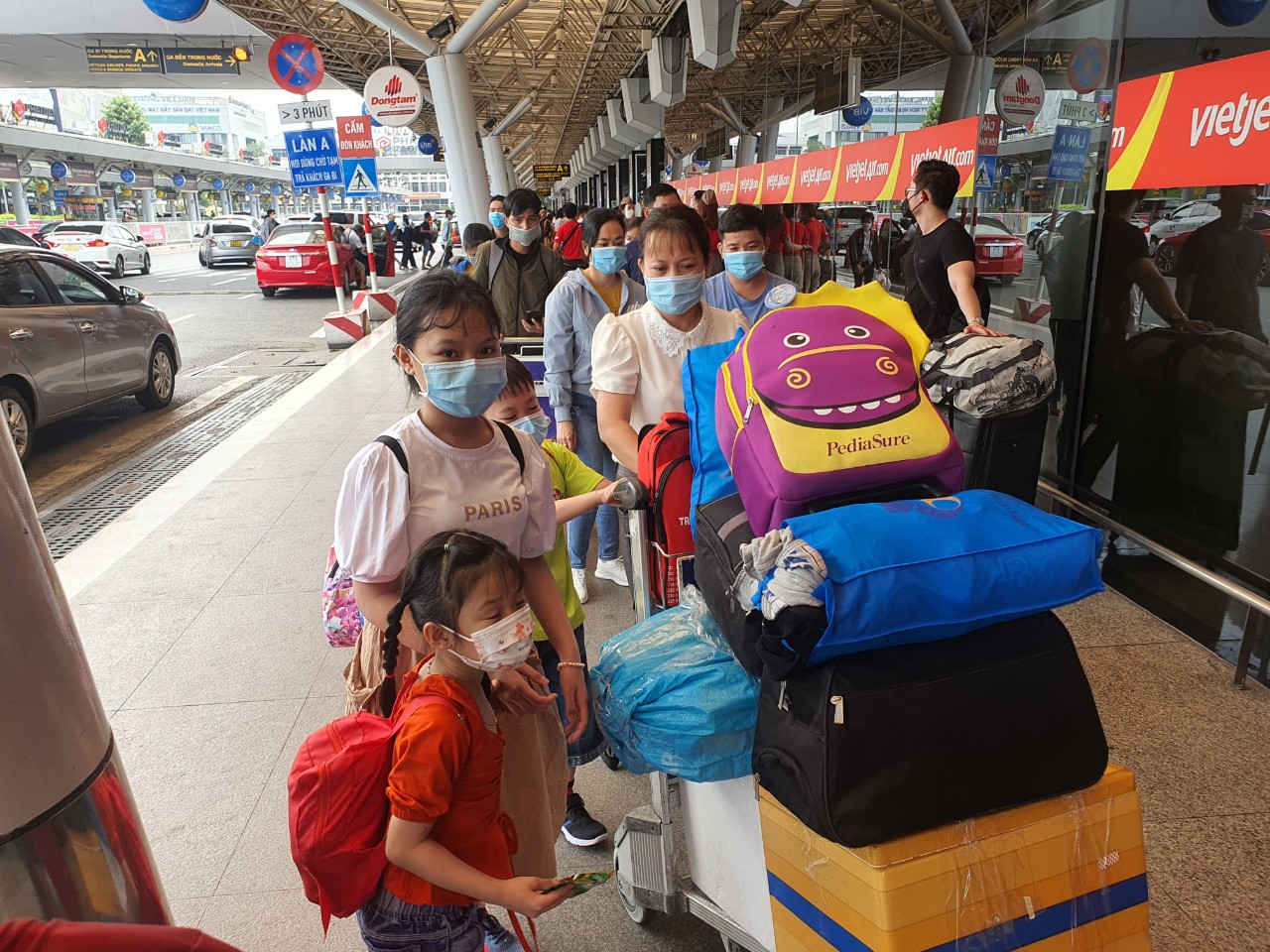 Sân bay Tân Sơn Nhất kín người về quê ăn Tết - Ảnh 5. Sân bay Tân Sơn Nhất kín người về quê ăn Tết - Ảnh 5.