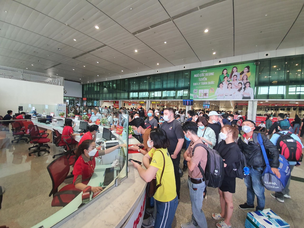 Sân bay Tân Sơn Nhất kín người về quê ăn Tết - Ảnh 1. Sân bay Tân Sơn Nhất kín người về quê ăn Tết - Ảnh 1.