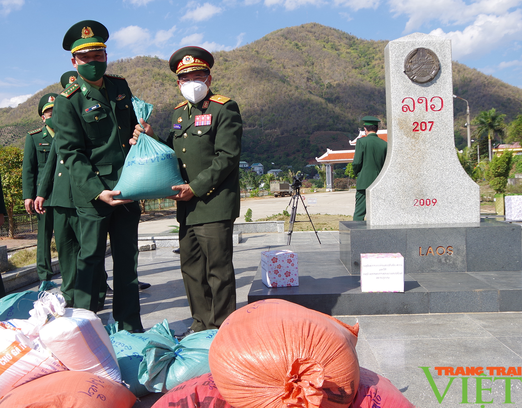 Lực lượng vũ trang Lào chúc Tết Bộ đội Biên phòng tỉnh Sơn La - Ảnh 3. Lực lượng vũ trang Lào chúc Tết Bộ đội Biên phòng tỉnh Sơn La - Ảnh 3.