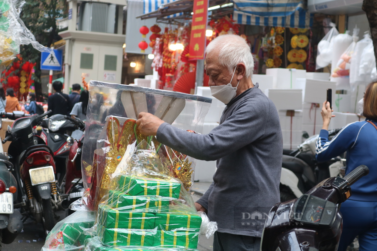 Nhiều chủ cửa hàng cho biết hàng mã năm nay bán chậm hơn nhiều so với các năm trước.