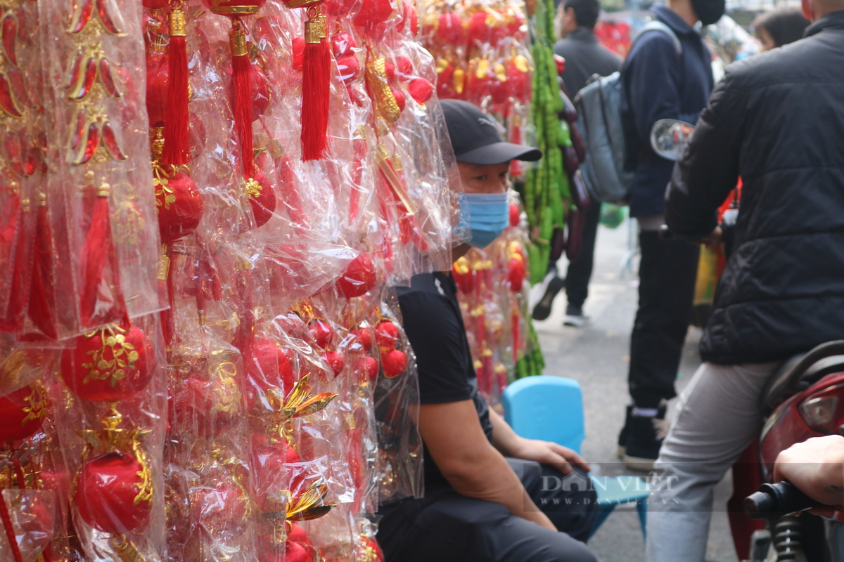 Không còn cảnh cháy hàng như mọi năm, nhiều chủ kinh doanh thẫn thờ nhìn dòng người qua lại.