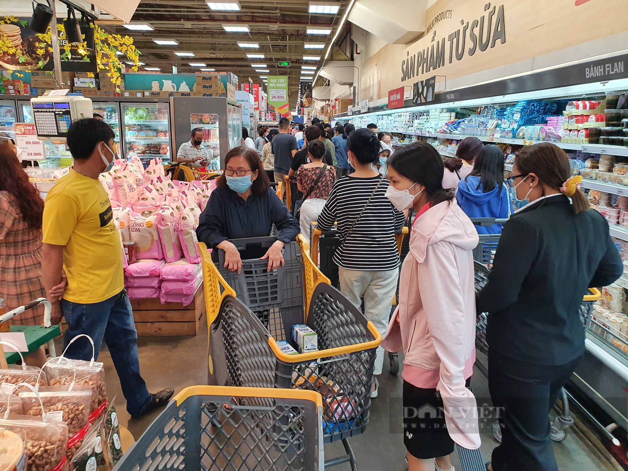 Siêu thị bán Tết tới nửa đêm, có nơi mở cửa luôn mùng 1 - Ảnh 1.