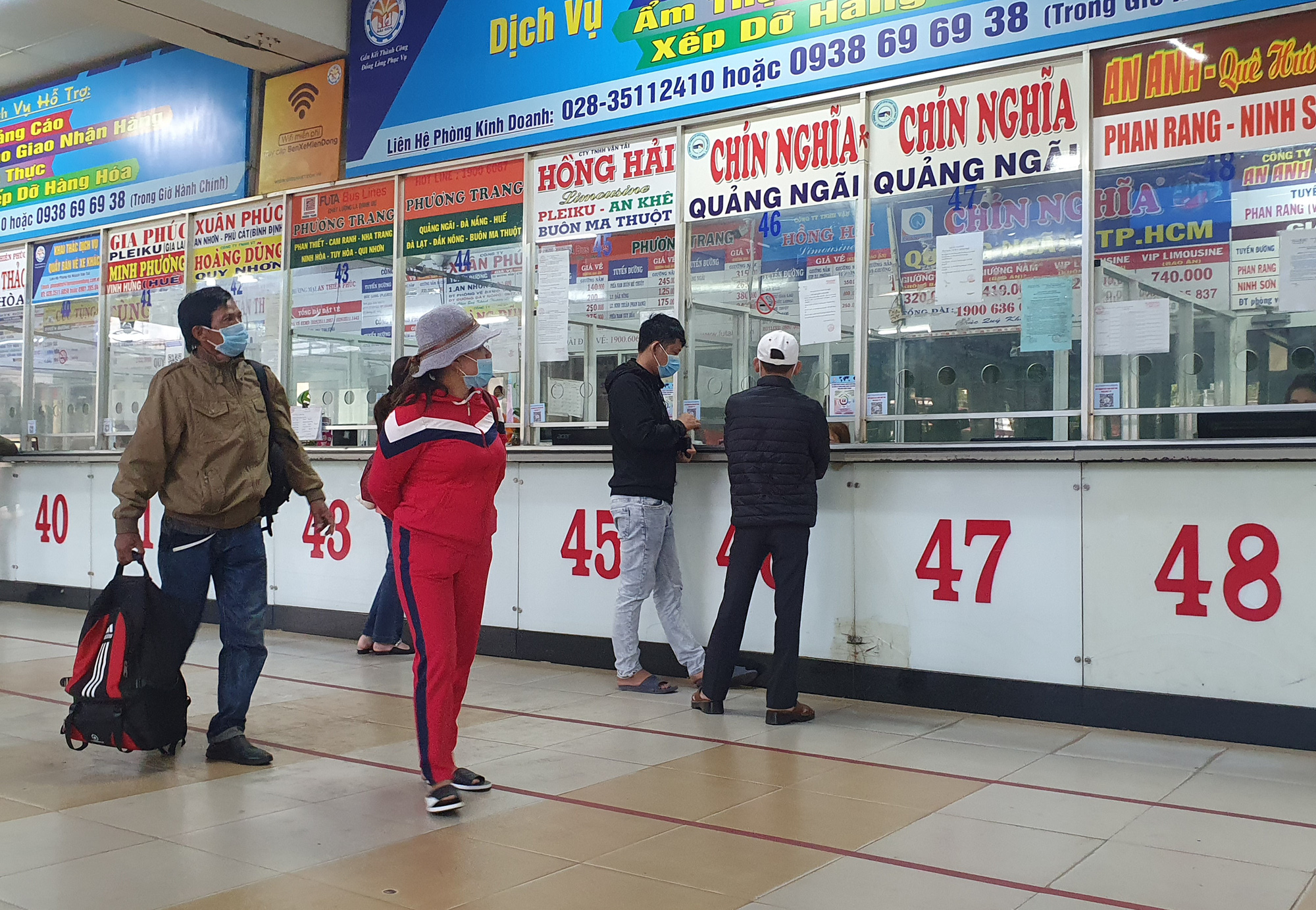 Bỏ quy định cách ly, người người đổ ra sân bay, bến xe về quê ăn Tết - Ảnh 2.