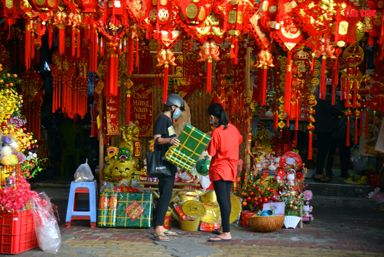 Nhộn nhịp phố bán đồ trang trí Tết lớn nhất TP.HCM - Ảnh 6.