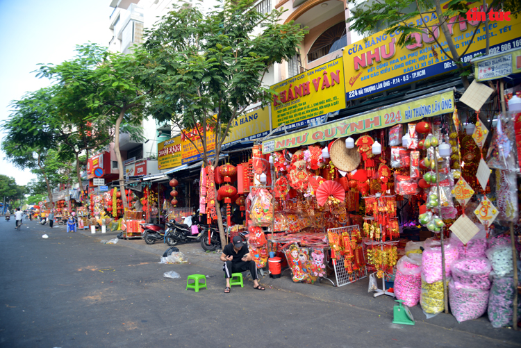 Nhộn nhịp phố bán đồ trang trí Tết lớn nhất TP.HCM - Ảnh 1.