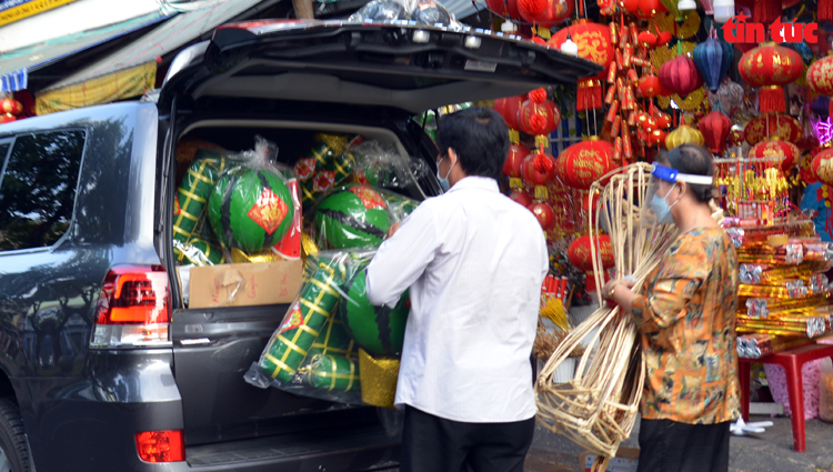 Nhộn nhịp phố bán đồ trang trí Tết lớn nhất TP.HCM - Ảnh 10.