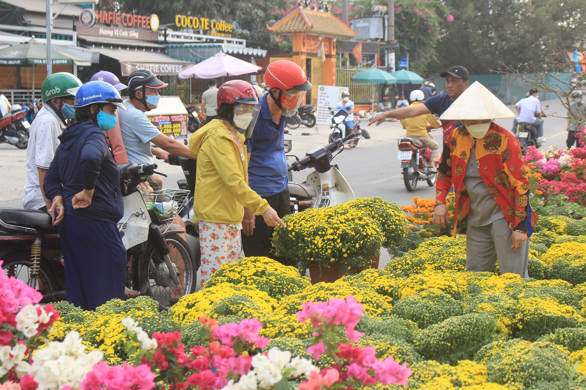 Thấy ghe hoa về bến Bình Đông là thấy Tết - Ảnh 1.