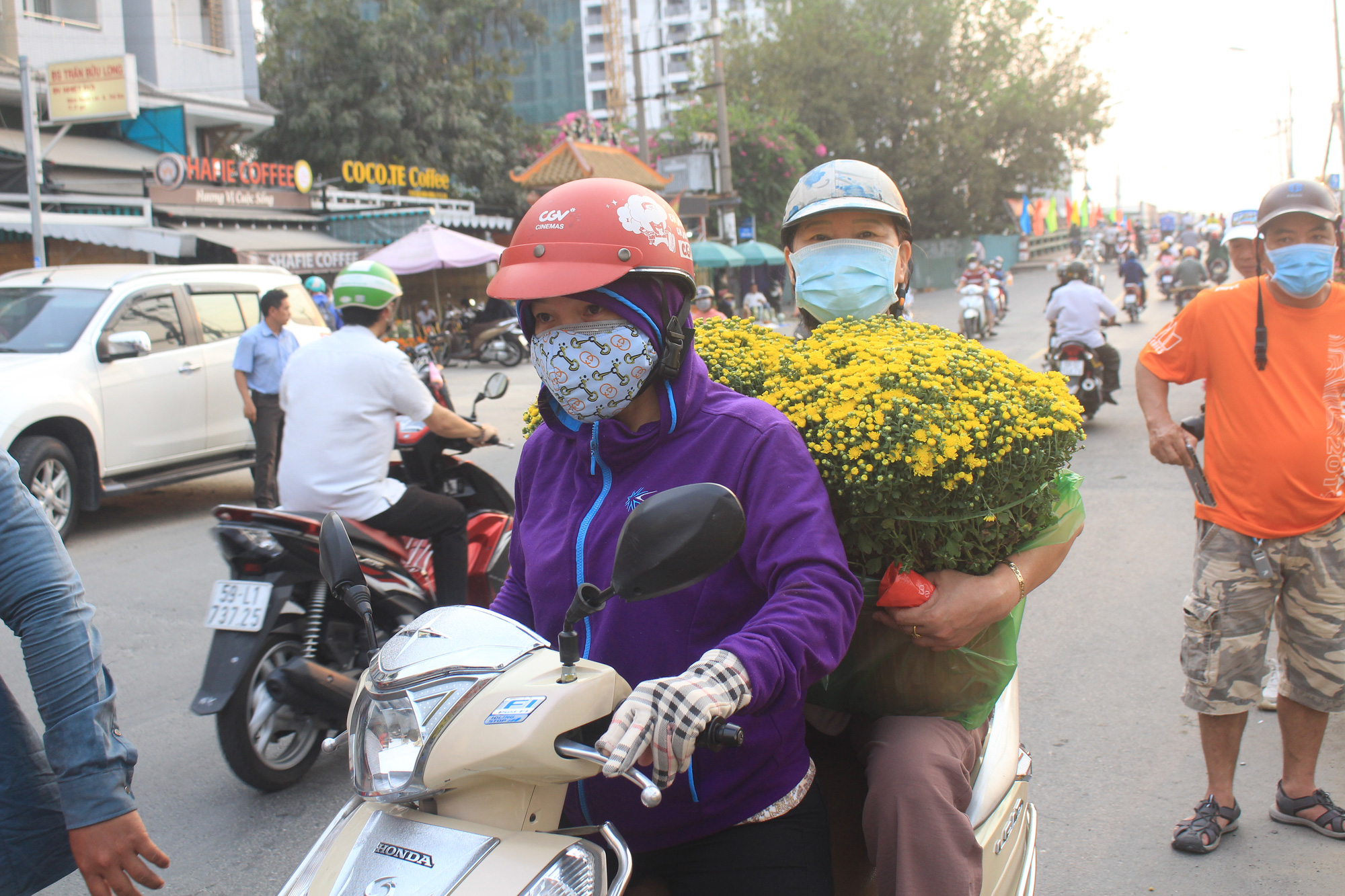 Hoa Tết về ít, khách đi mua sớm - Ảnh 1.