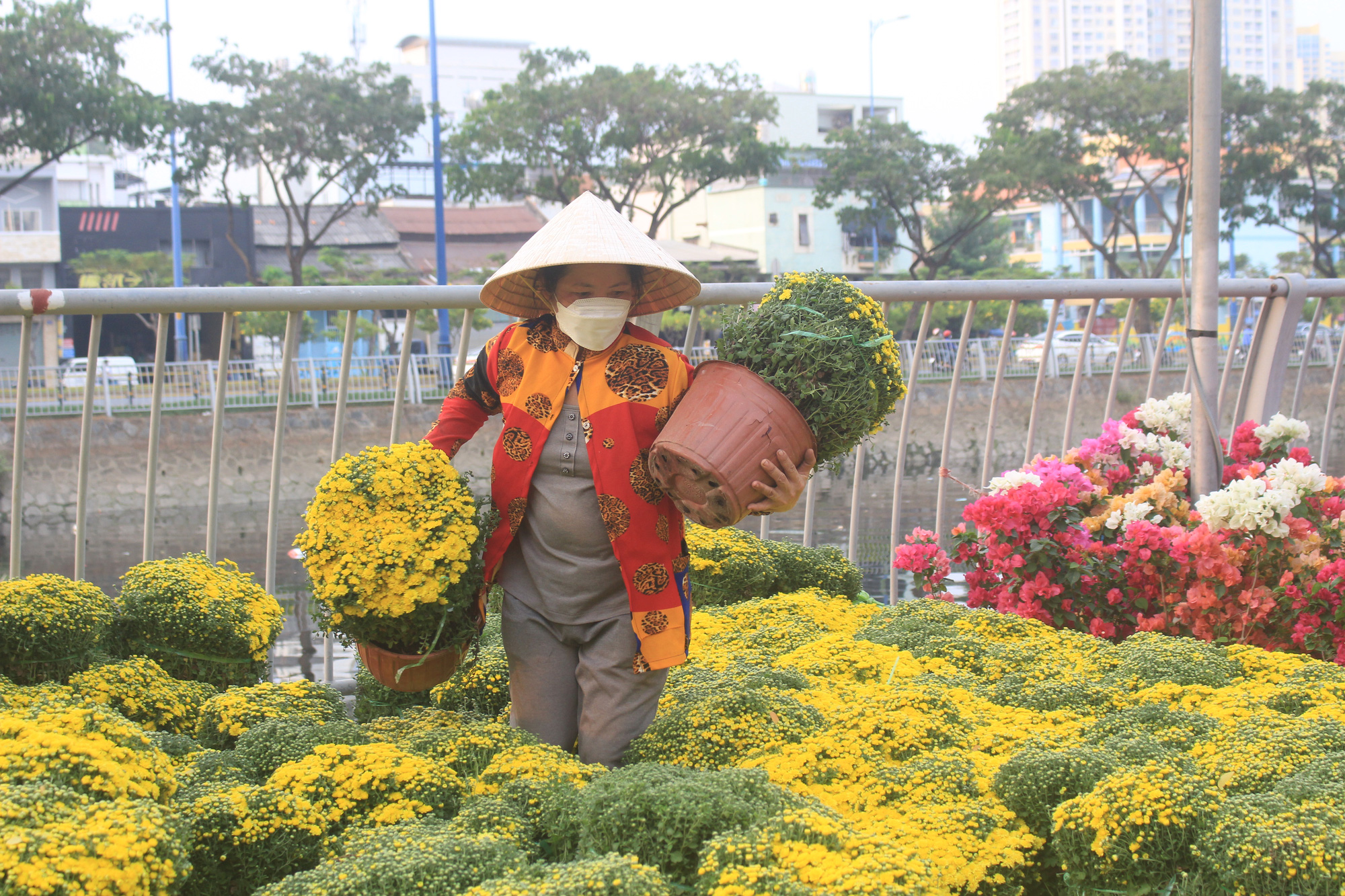 Thấy ghe hoa về bến Bình Đông là thấy Tết - Ảnh 3.