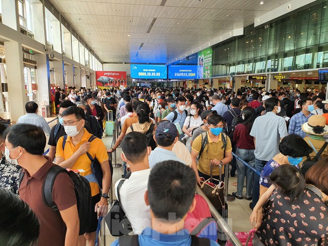 Tăng chuyến bay đêm, giảm ùn tắc sân bay giáp Tết - Ảnh 1.