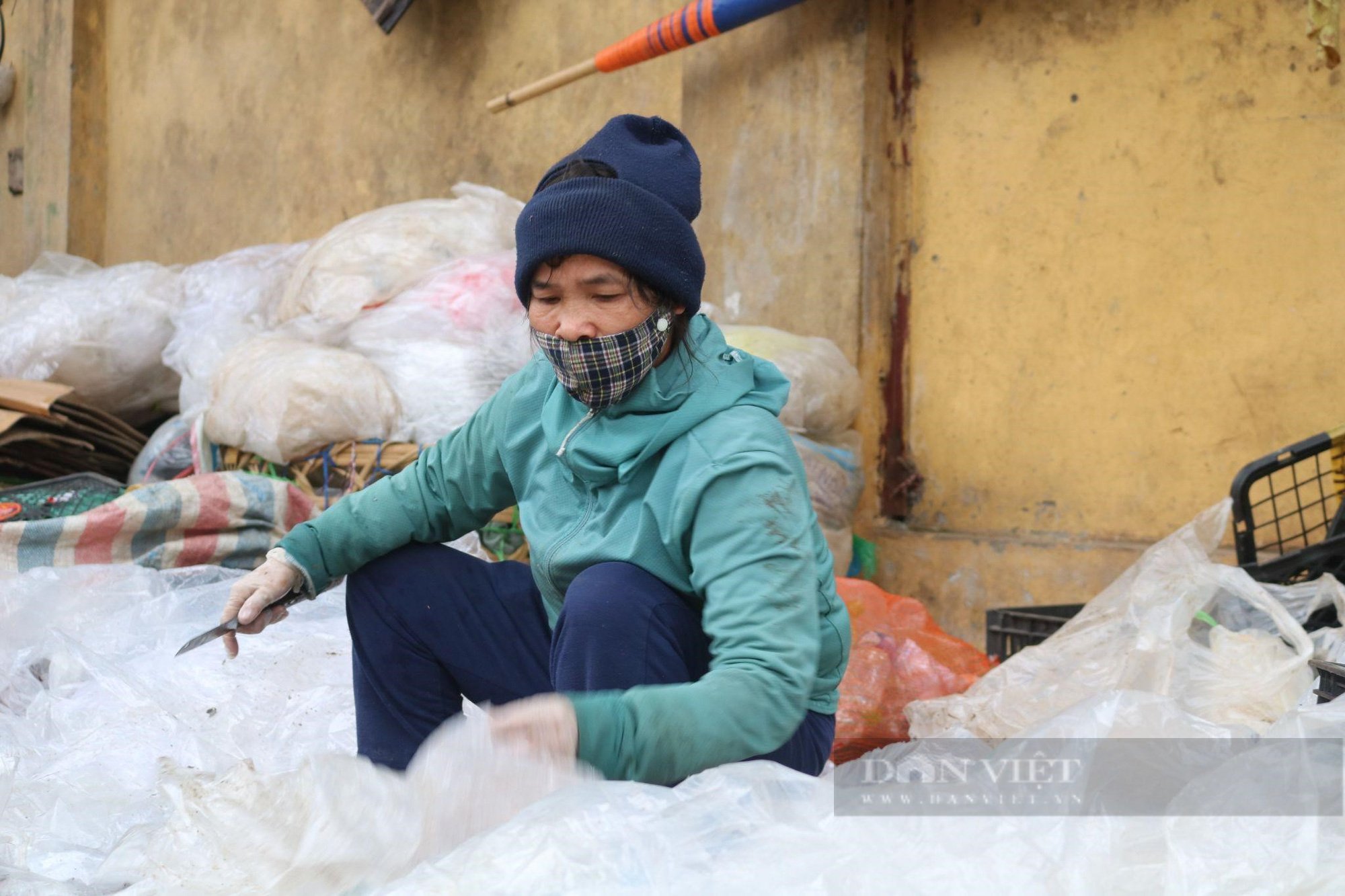 Bà Đinh Thị Hường thức khuya dậy sớm làm việc nhưng công việc vẫn không đủ ăn. 