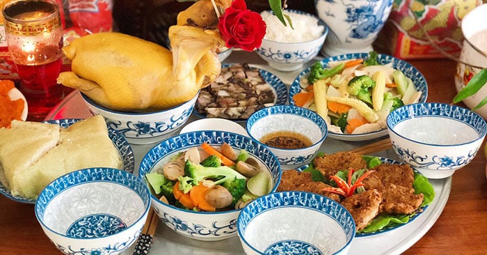 Đặt cả mâm ngũ quả, mâm cúng tất niên tại siêu thị - Ảnh 1.