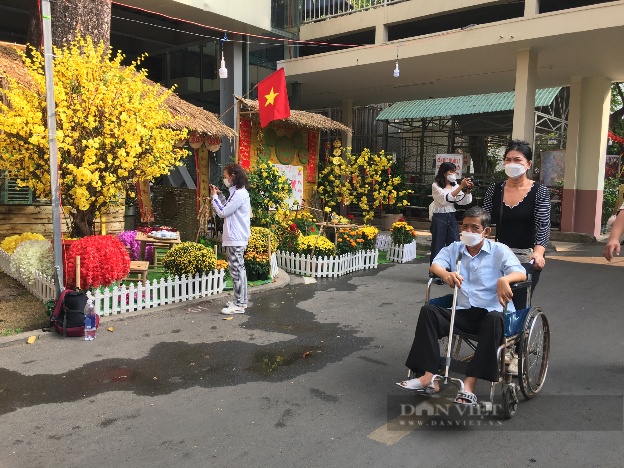 ẢNH: Đưa &quot;đường hoa&quot; đến với bệnh nhân trong dịp Tết đến xuân về - Ảnh 3.