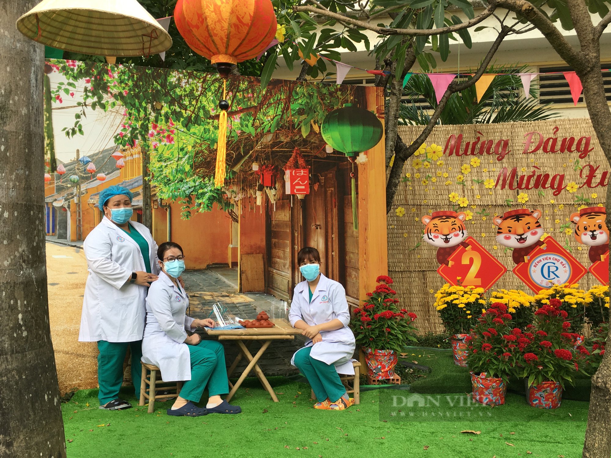 ẢNH: Đưa &quot;đường hoa&quot; đến với bệnh nhân trong dịp Tết đến xuân về - Ảnh 4.