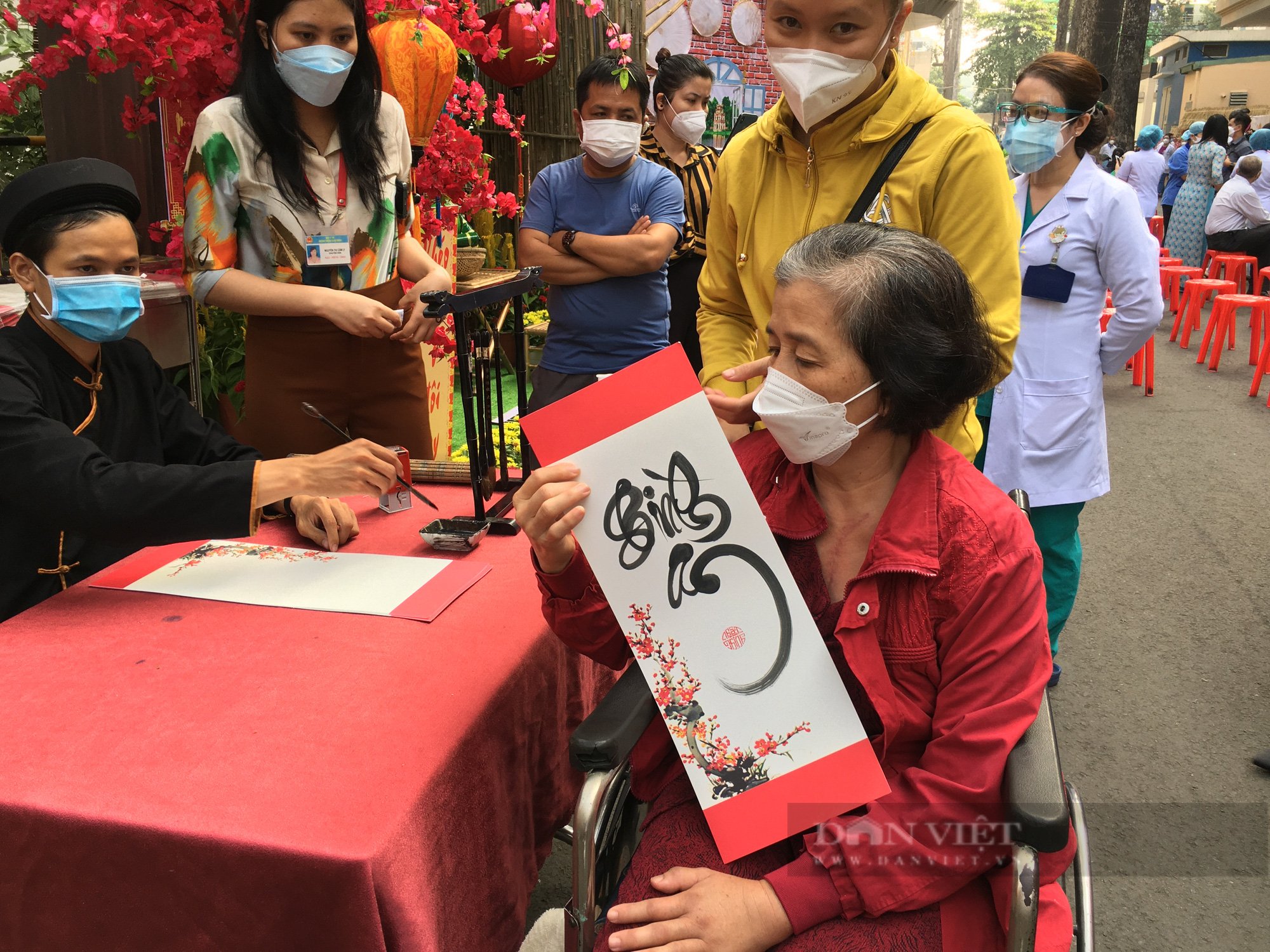 ẢNH: Đưa &quot;đường hoa&quot; đến với bệnh nhân trong dịp Tết đến xuân về - Ảnh 9.