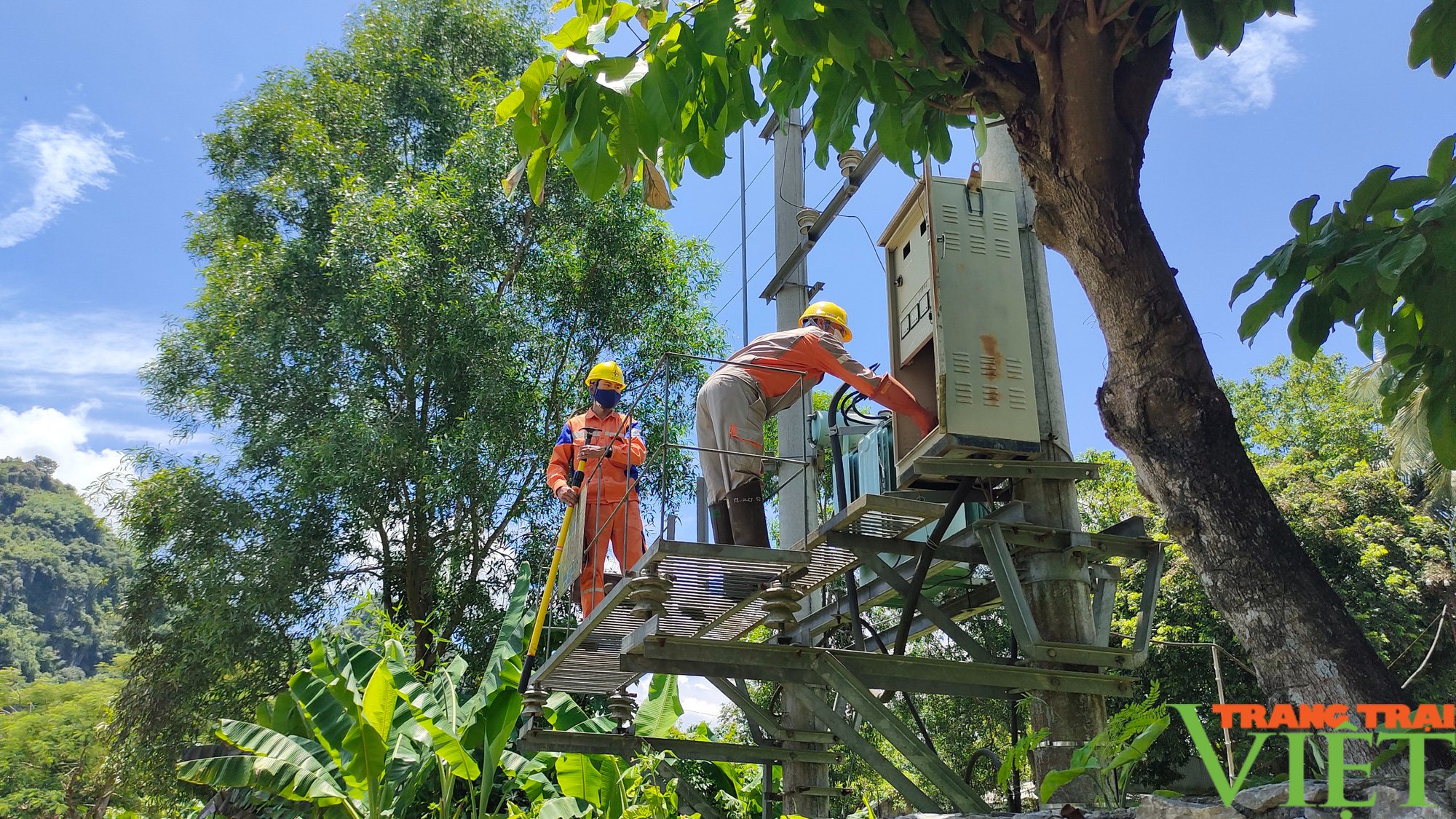 Công ty điện lực Hoà Bình: Nâng cao chất lượng cung ứng điện cho khách hàng - Ảnh 3. Công ty điện lực Hoà Bình: Nâng cao chất lượng cung ứng điện cho khách hàng - Ảnh 3.
