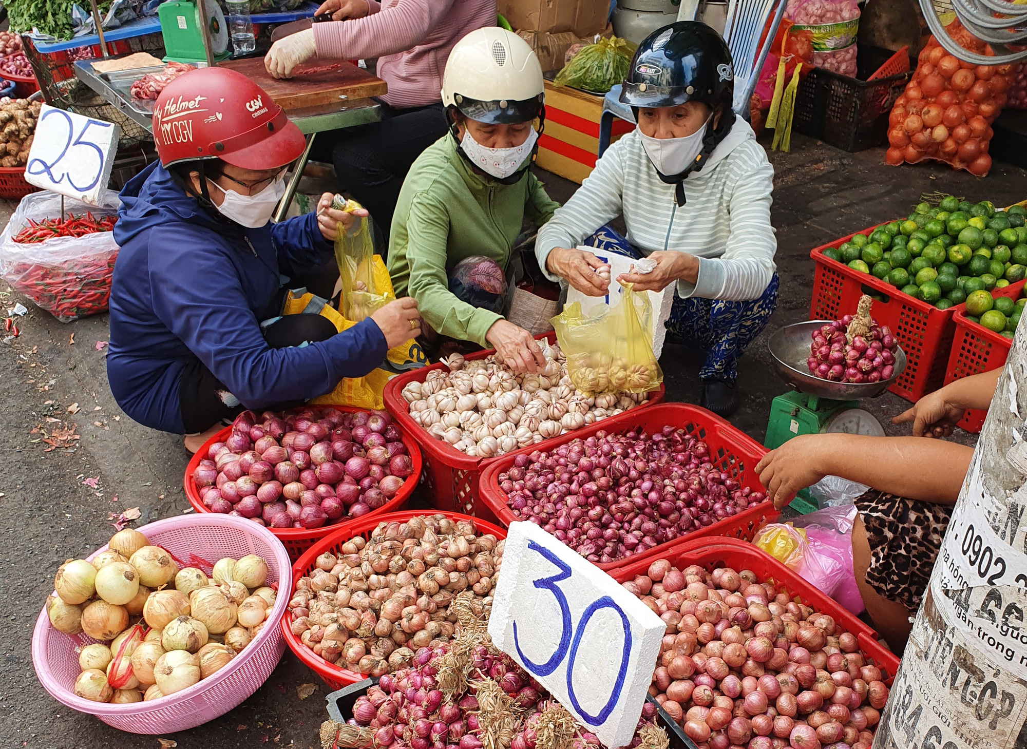 Chợ Tết nhộn nhịp, không lo thiếu hàng - Ảnh 1.