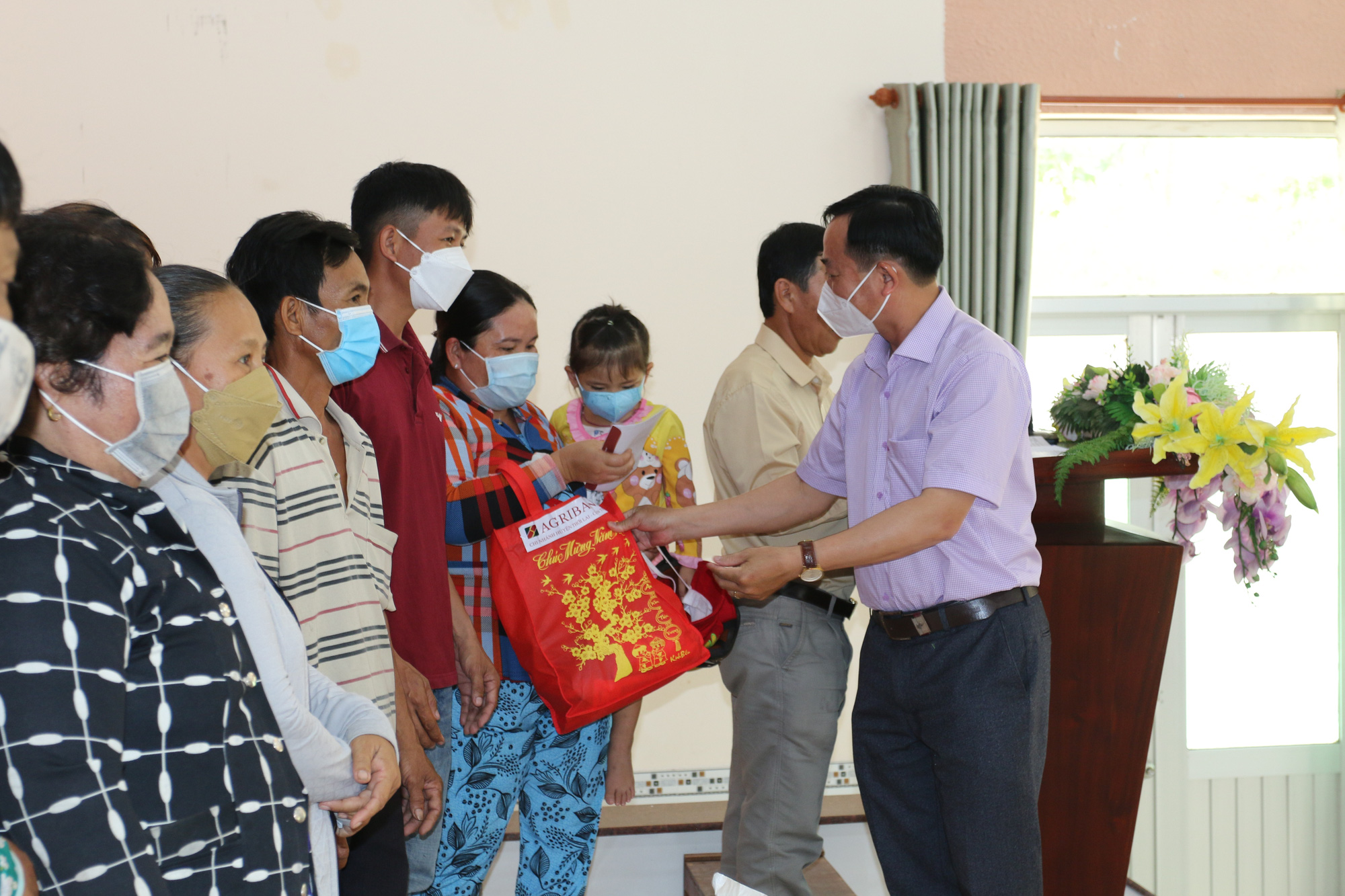 Agribank chi nhánh Cần Thơ II trao 725 phần quà cho hộ gia đình chính sách, hộ nghèo trên địa bàn TP Cần Thơ - Ảnh 7.