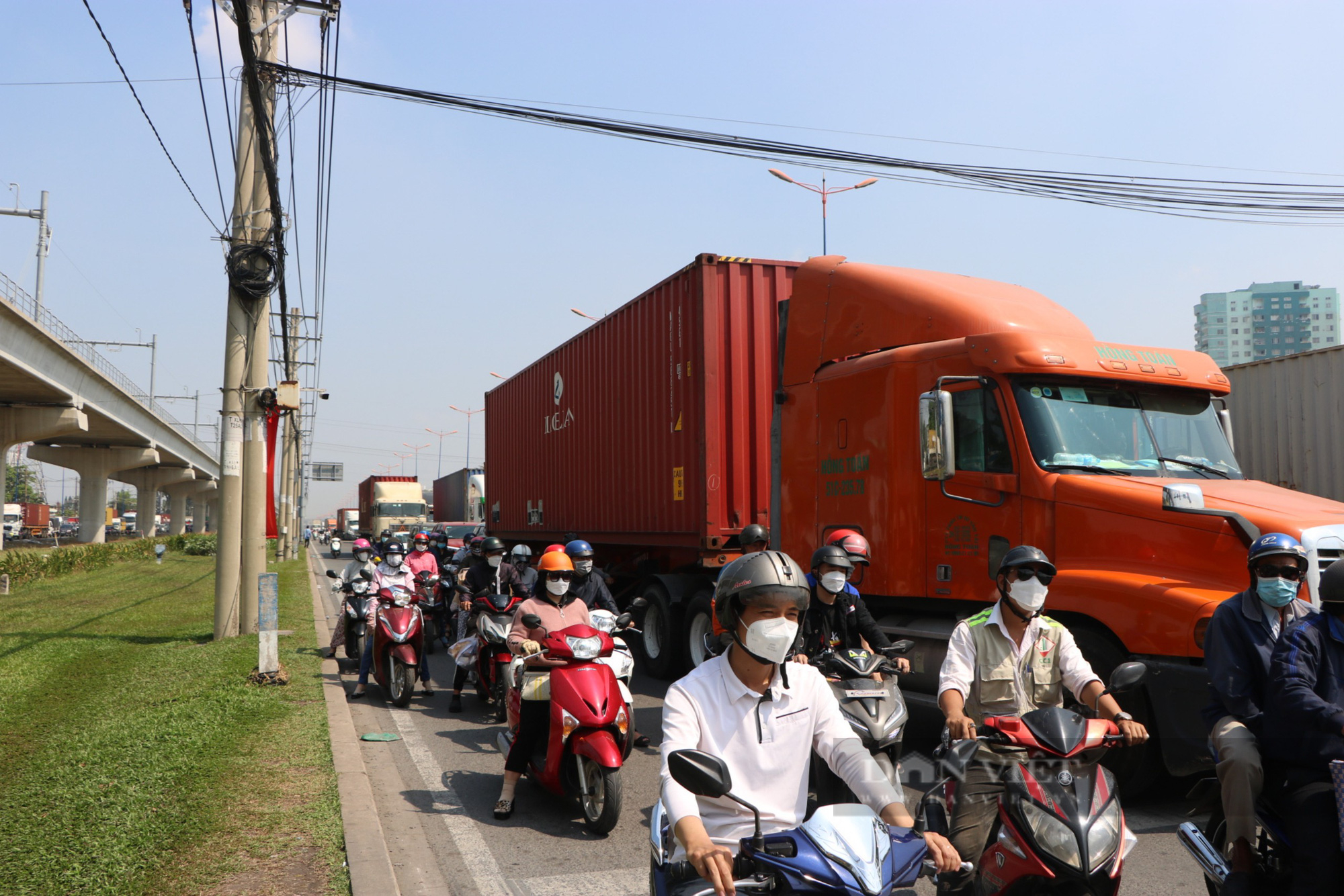 Cuối năm đã bận rộn, đường lại kẹt cứng xe: Lái xe than trời, than đất - Ảnh 5.