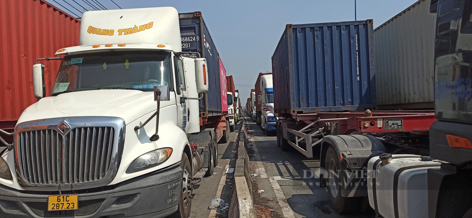 Cuối năm đã bận rộn, đường lại kẹt cứng xe: Lái xe than trời, than đất - Ảnh 2.