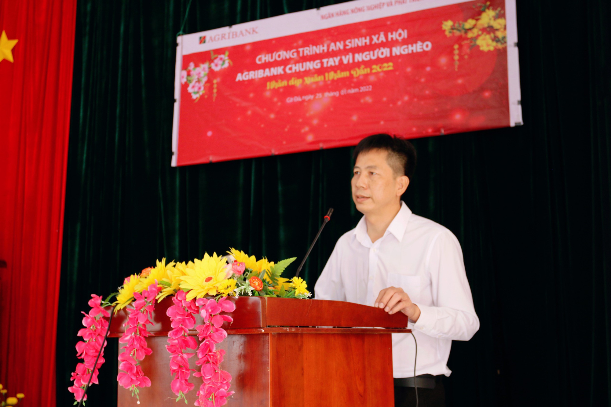 Agribank chi nhánh Cần Thơ II trao 725 phần quà cho hộ gia đình chính sách, hộ nghèo trên địa bàn TP Cần Thơ - Ảnh 1.