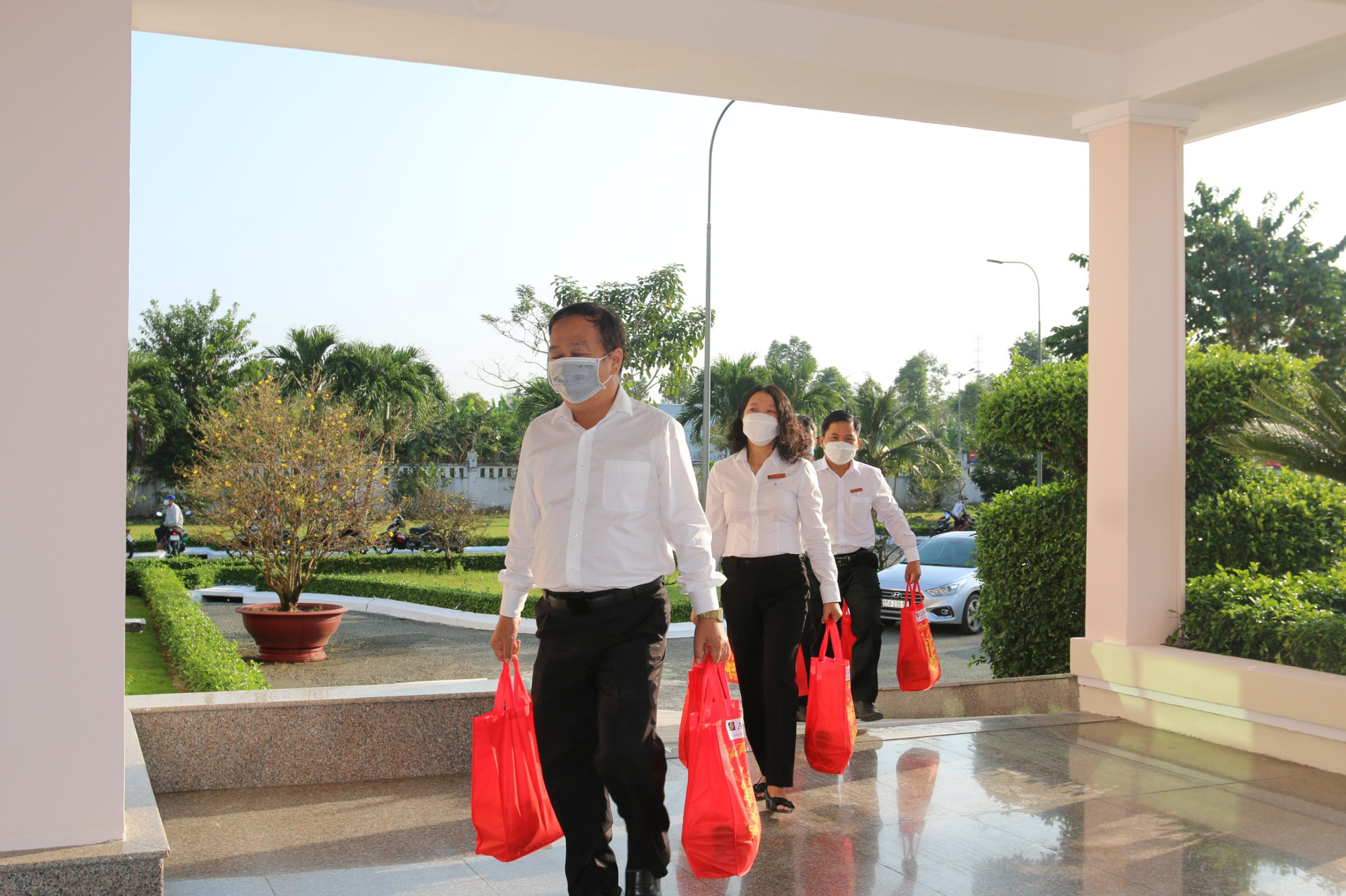 Agribank chi nhánh Cần Thơ II trao 725 phần quà cho hộ gia đình chính sách, hộ nghèo trên địa bàn TP Cần Thơ - Ảnh 11.